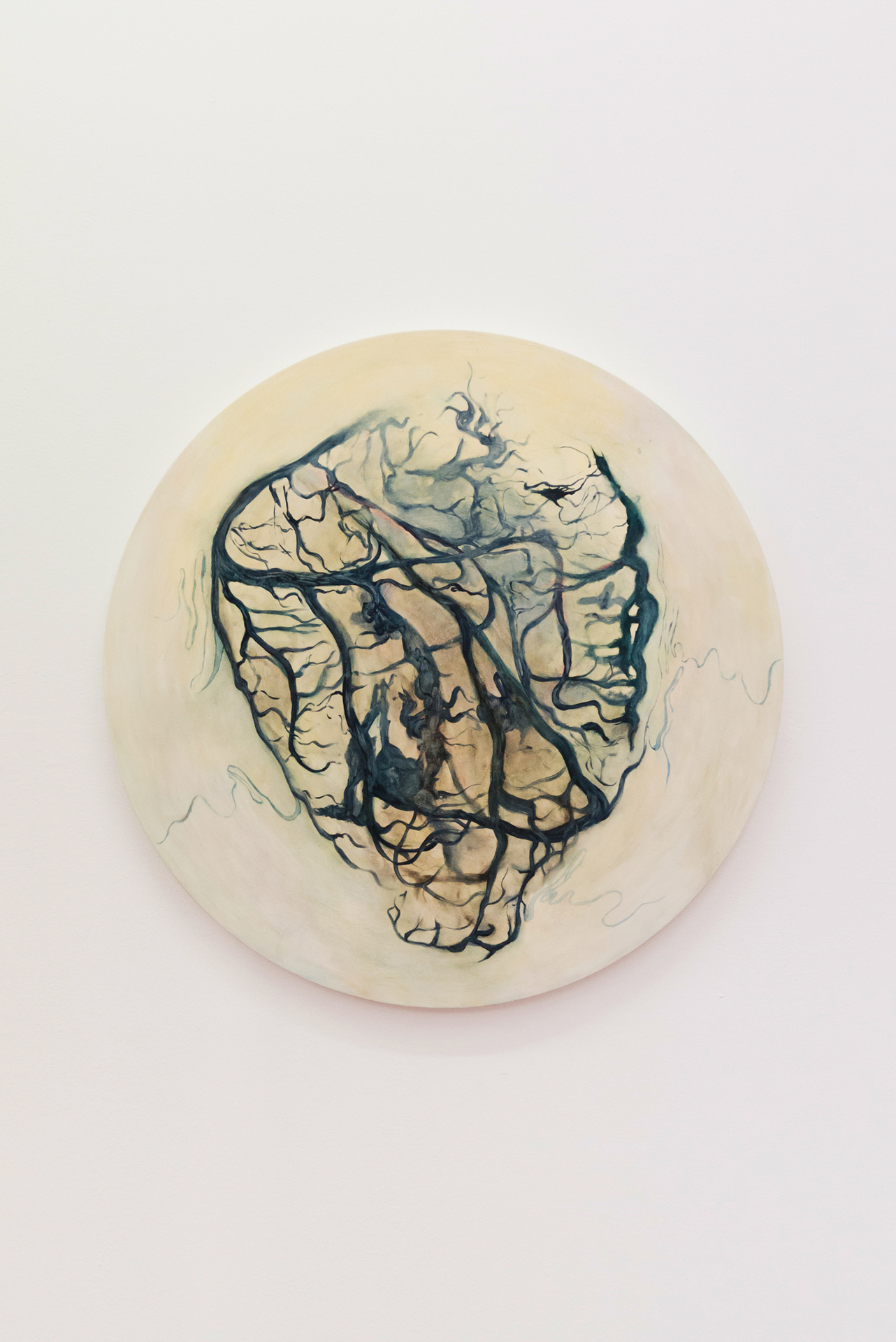 Leda Bourgogne, The Emptiness Of My Heart Fills Me With Infinity, 2021, Acrylic, oil on wood, 79 cm diameter, 3,8 cm height