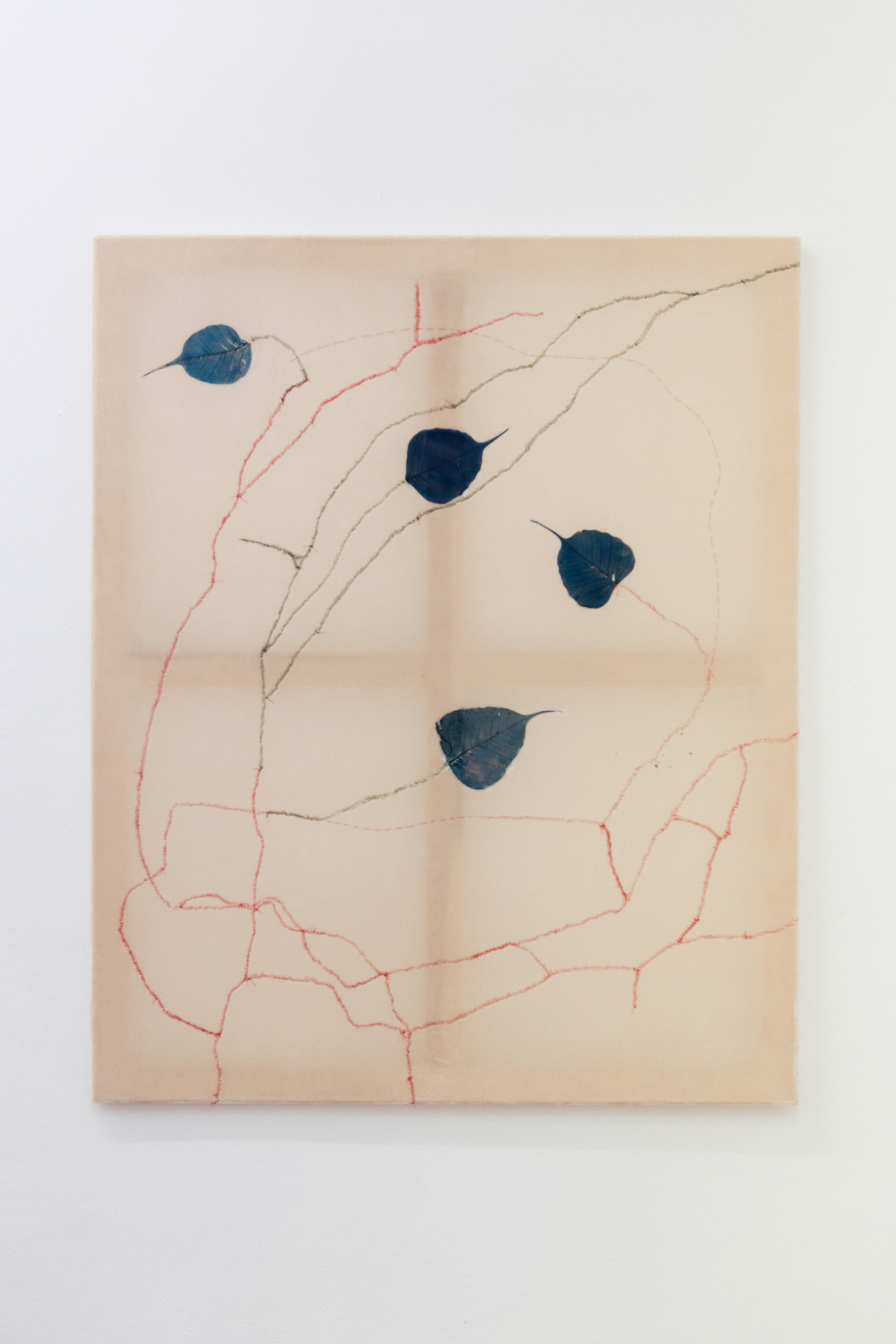 Leda Bourgogne, Bhodi, 2022, velvet, thread, dyed poplar fig leaves, acrylic gel, 100 x 80 x 2,5 cm | Courtesy BQ, Berlin | Photo: Roman März, Berlin