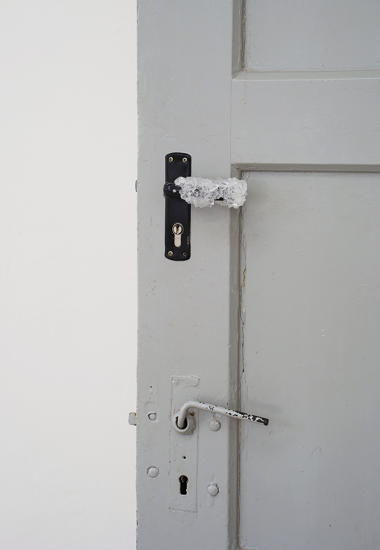 Mika Schwarz, Sarabande, 2022, Aluminum potassium sulfate (door handle), variable size