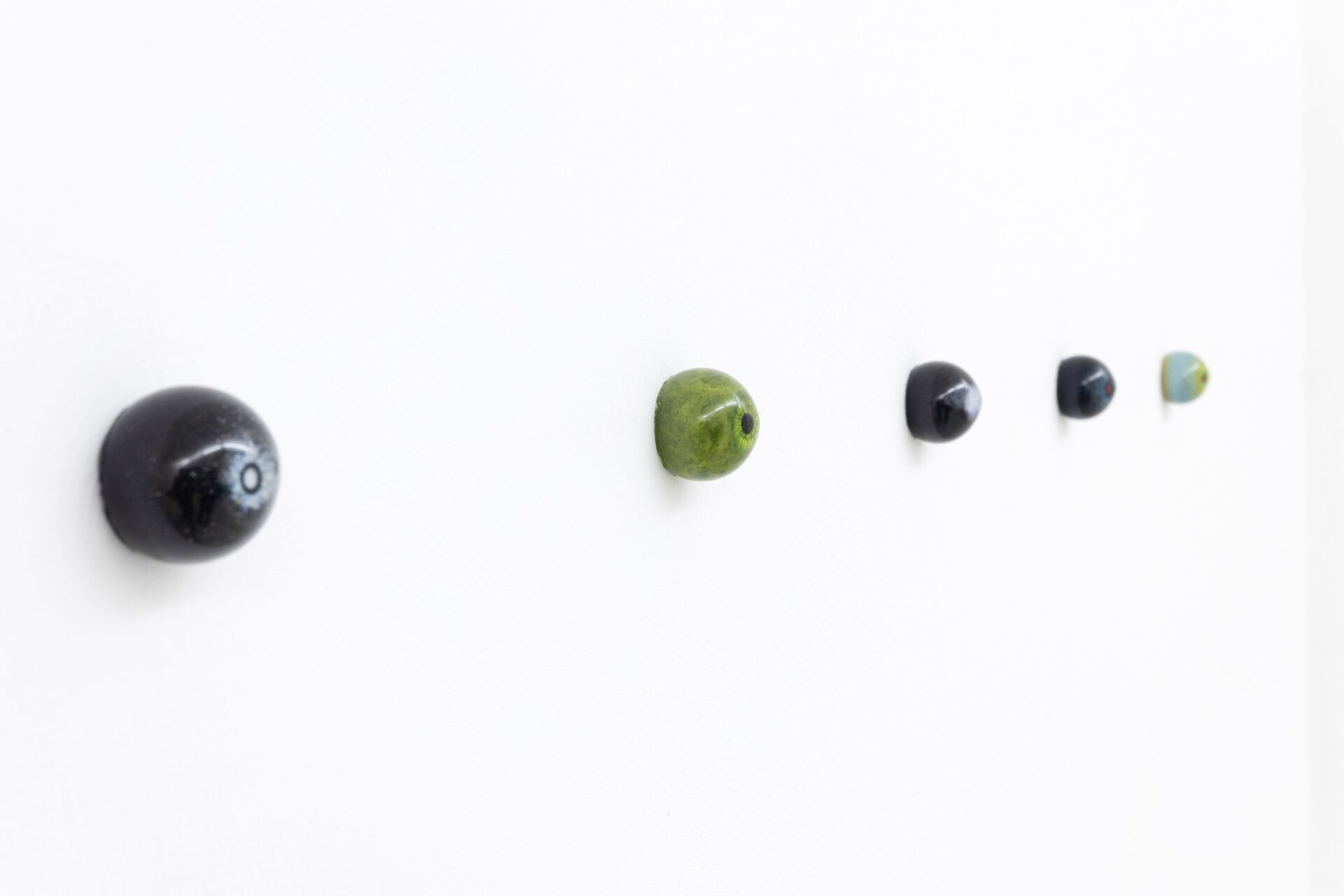 Exhibition view, « Two blue ones: each an eye and/or », Nat Bloch Gregersen, 2022. Courtesy of In extenso. Picture : Ludovic Combe.