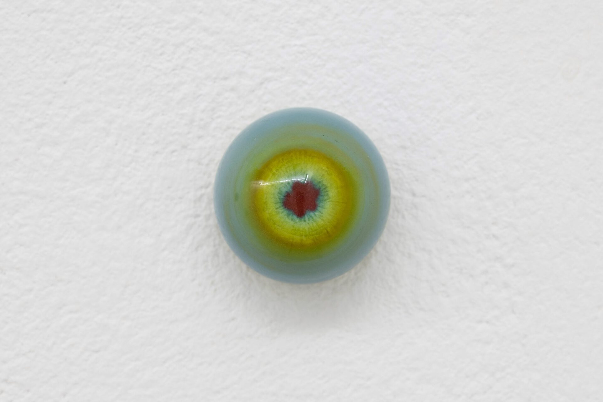 Neptune, enhanced colour, Nat Bloch Gregersen, 2022, urethane resin, pigment, paper, 28 x 28 x 20 mm. Courtesy of In extenso. Picture : Ludovic Combe.