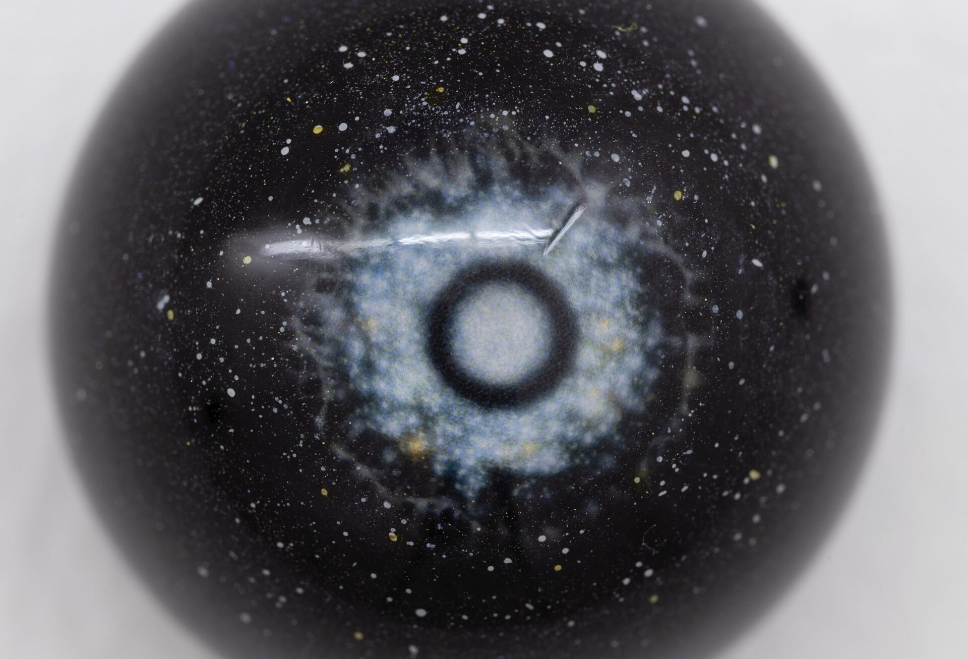NGC 2164, four filter, Nat Bloch Gregersen, 2022, urethane resin, pigment, paper, 28 x 28 x 20 mm. Courtesy of In extenso. Picture : Ludovic Combe.