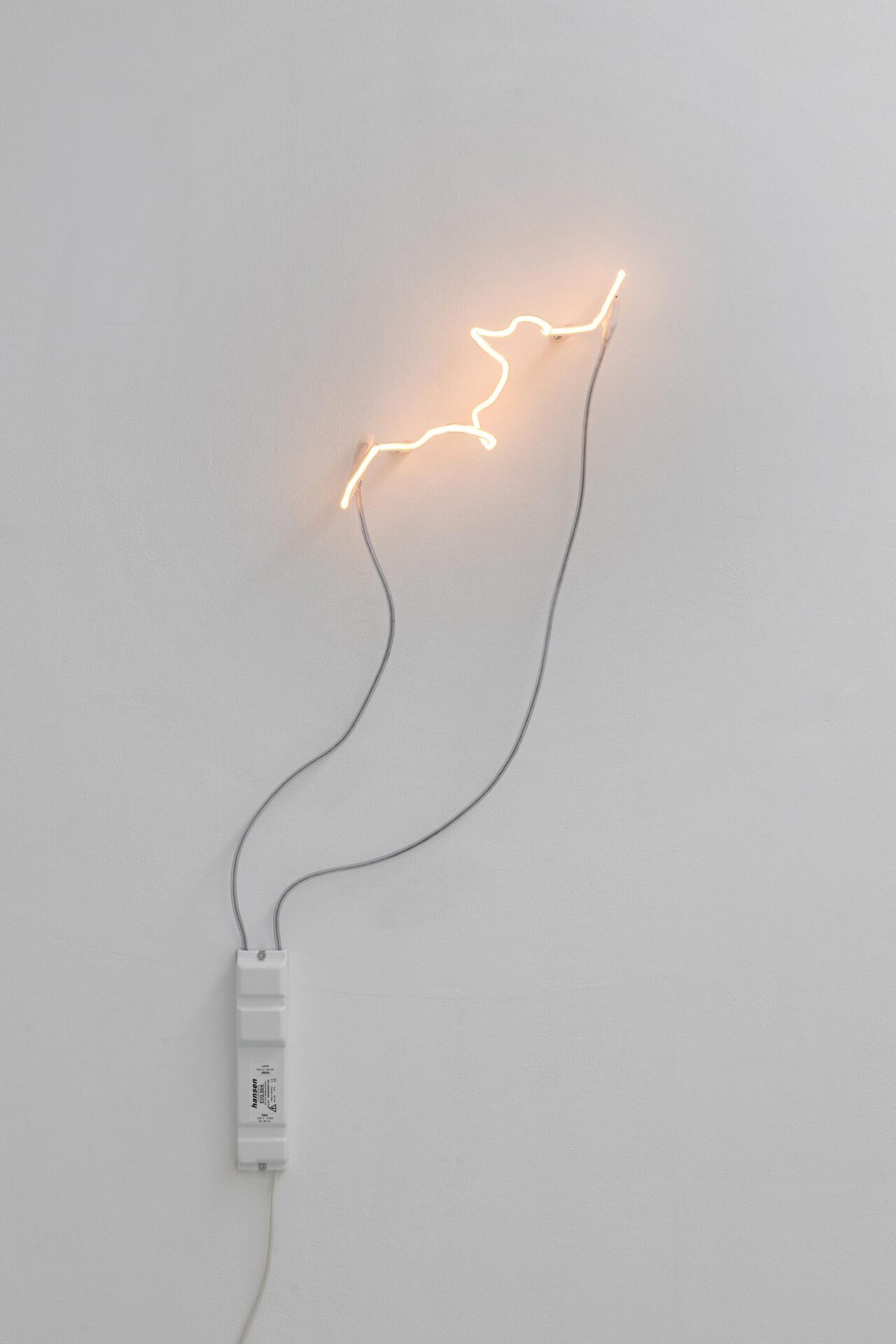 Light technique/He1, clear, Nat Bloch Gregersen, 2021, helium gas, glass, cords, converter, plastic, 42 x 13 x 13 cm. Courtesy of In extenso. Picture : Ludovic Combe.