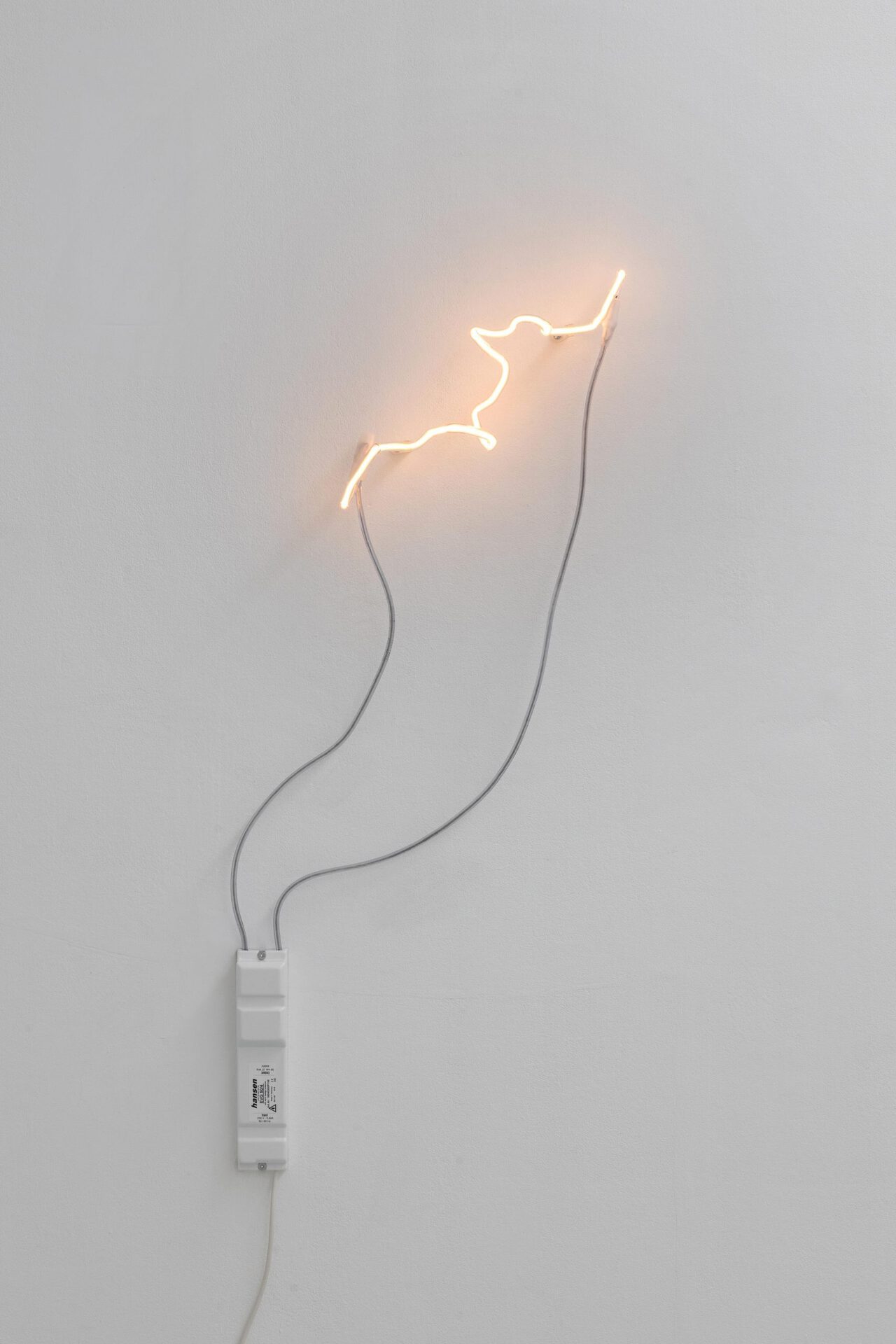 Light technique/He1, clear, Nat Bloch Gregersen, 2021, helium gas, glass, cords, converter, plastic, 42 x 13 x 13 cm. Courtesy of In extenso. Picture : Ludovic Combe.