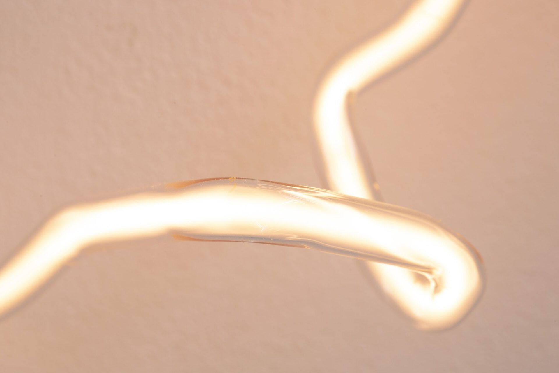 Light technique/He1, clear, Nat Bloch Gregersen, 2021, helium gas, glass, cords, converter, plastic, 42 x 13 x 13 cm. Courtesy of In extenso. Picture : Ludovic Combe.