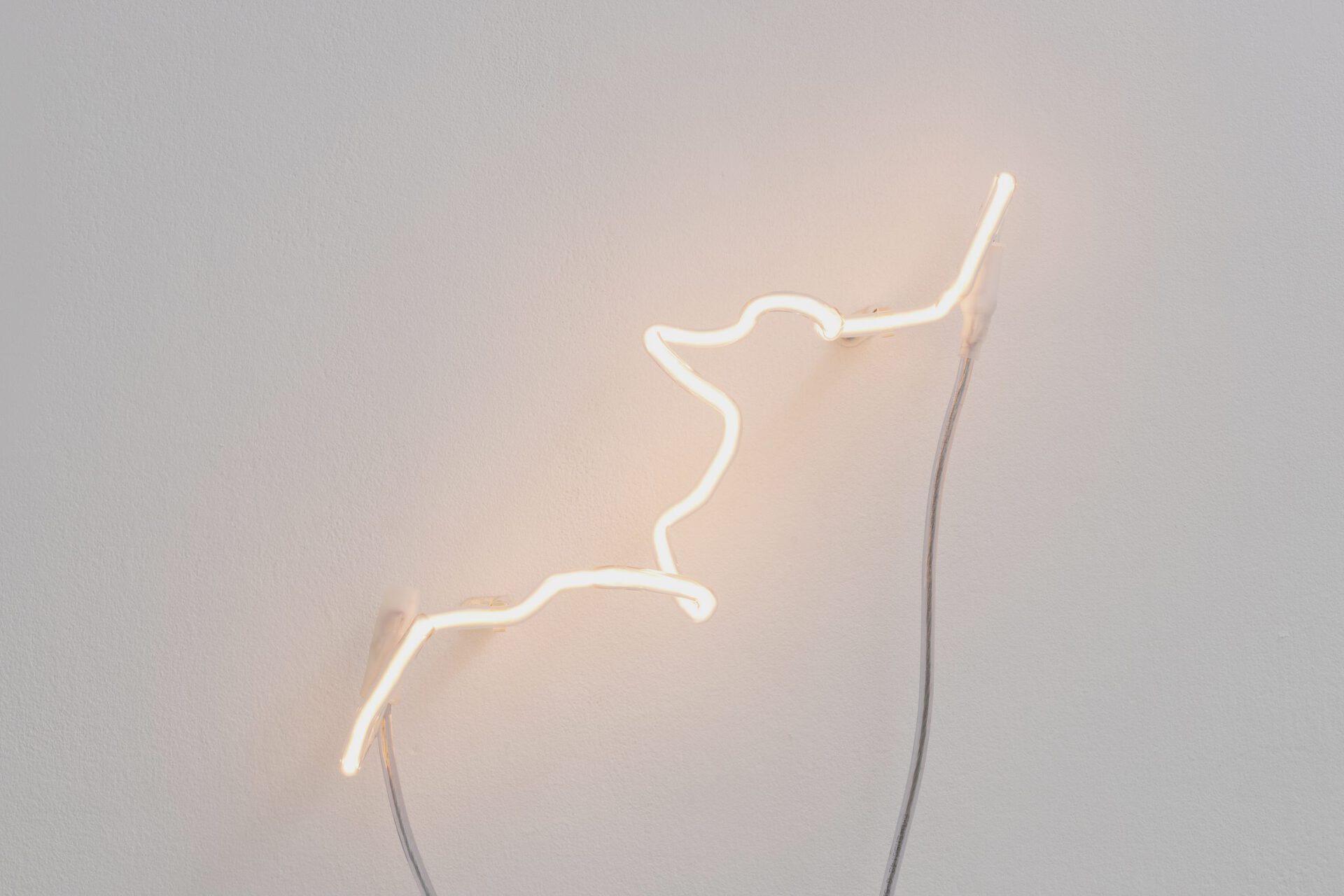 Light technique/He1, clear, Nat Bloch Gregersen, 2021, helium gas, glass, cords, converter, plastic, 42 x 13 x 13 cm. Courtesy of In extenso. Picture : Ludovic Combe.