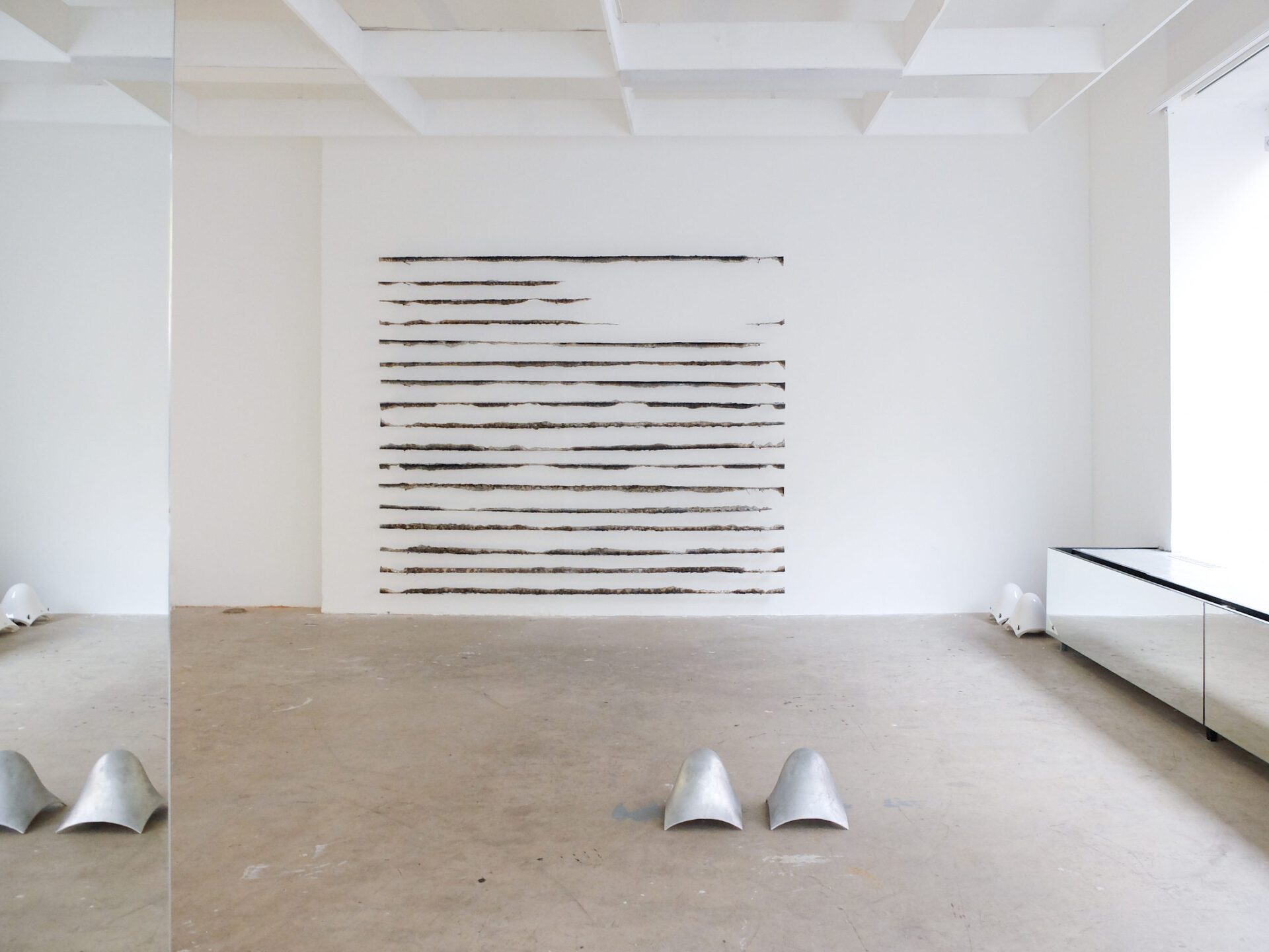 fig1, left to right; Thomas Supper, ohne Titel, 2021, 196 x 236 cm, aluminum, steel, Aaron-Amar Bhamra, untitled (shell), 2022, (each) 21 x 21 x 21 cm, aluminum, Aaron-Amar Bhamra, untitled, 2022, various dimension, two speakers depending on their shell
