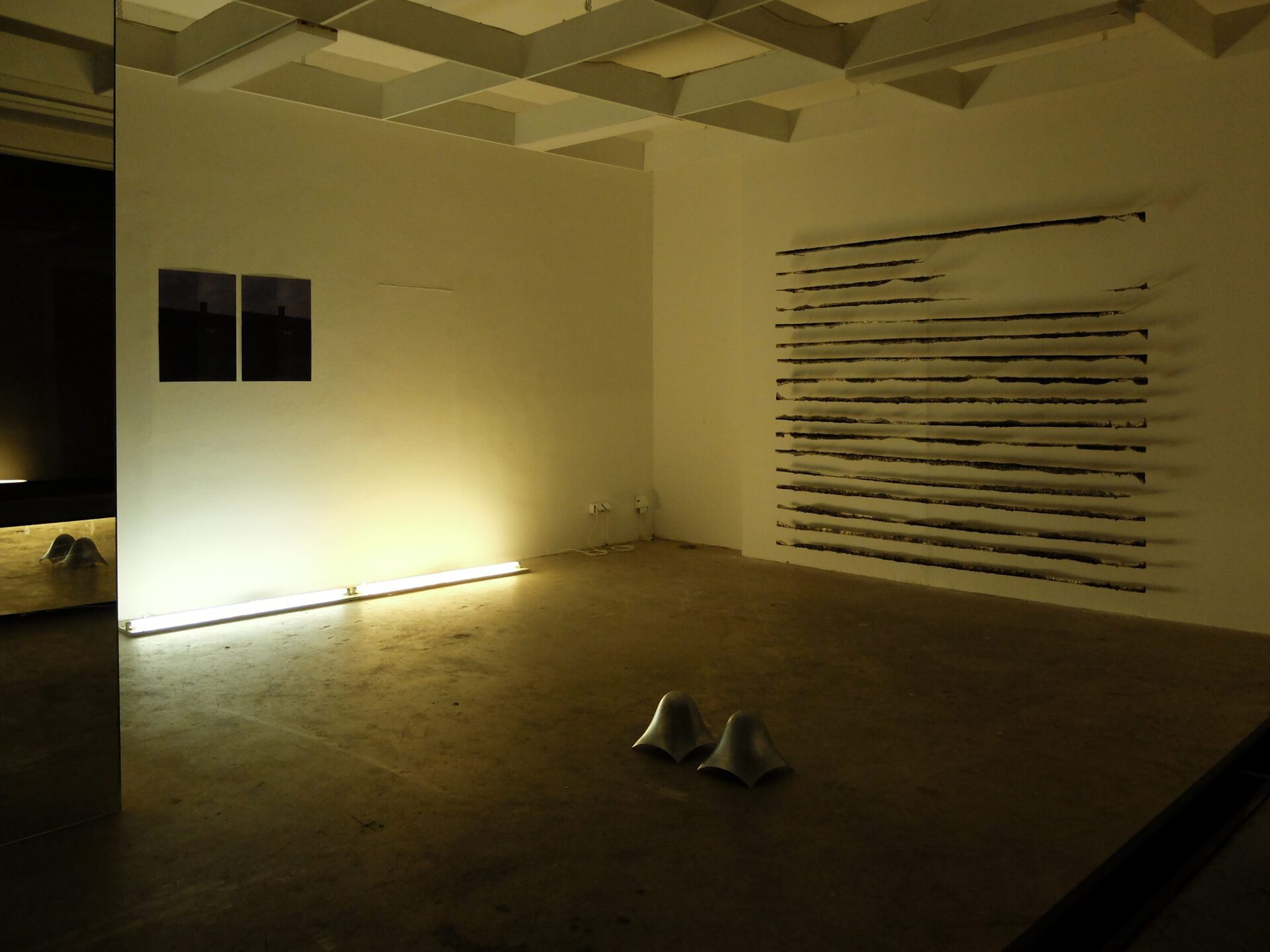 fig10, left to right; Aaron-Amar Bhamra , untitled, 2022, 248 x 18 x 6 cm, two ceiling lights from another space, Aaron-Amar Bhamra, zwei Fenster, 2020, (each) 59 x 42 cm, print on paper, Aaron-Amar Bhamra, untitled (shell), 2022, (each) 21 x 21 x 21 cm, aluminum, Thomas Supper, ohne Titel, 2021, 196 x 236 cm, aluminum, steel