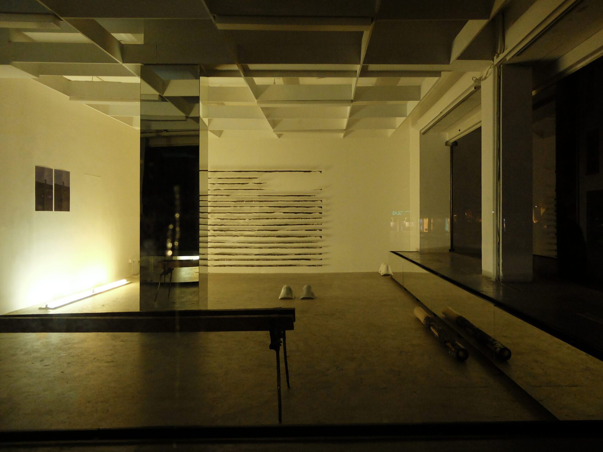 fig11, left to right; Thomas Supper, ohne Titel (Bank), 2022, 59 x 213 x 55 cm, wood, aluminum, steel, Aaron-Amar Bhamra , untitled, 2022, 248 x 18 x 6 cm, two ceiling lights from another space, Aaron-Amar Bhamra, zwei Fenster, 2020, (each) 59 x 42 cm, print on paper, Aaron-Amar Bhamra, untitled (shell), 2022, (each) 21 x 21 x 21 cm, aluminum, Thomas Supper, ohne Titel, 2021, 196 x 236 cm, aluminum, steel, Thomas Supper, Module, 2021, 175 x 10 cm, wood, aluminum, jute
