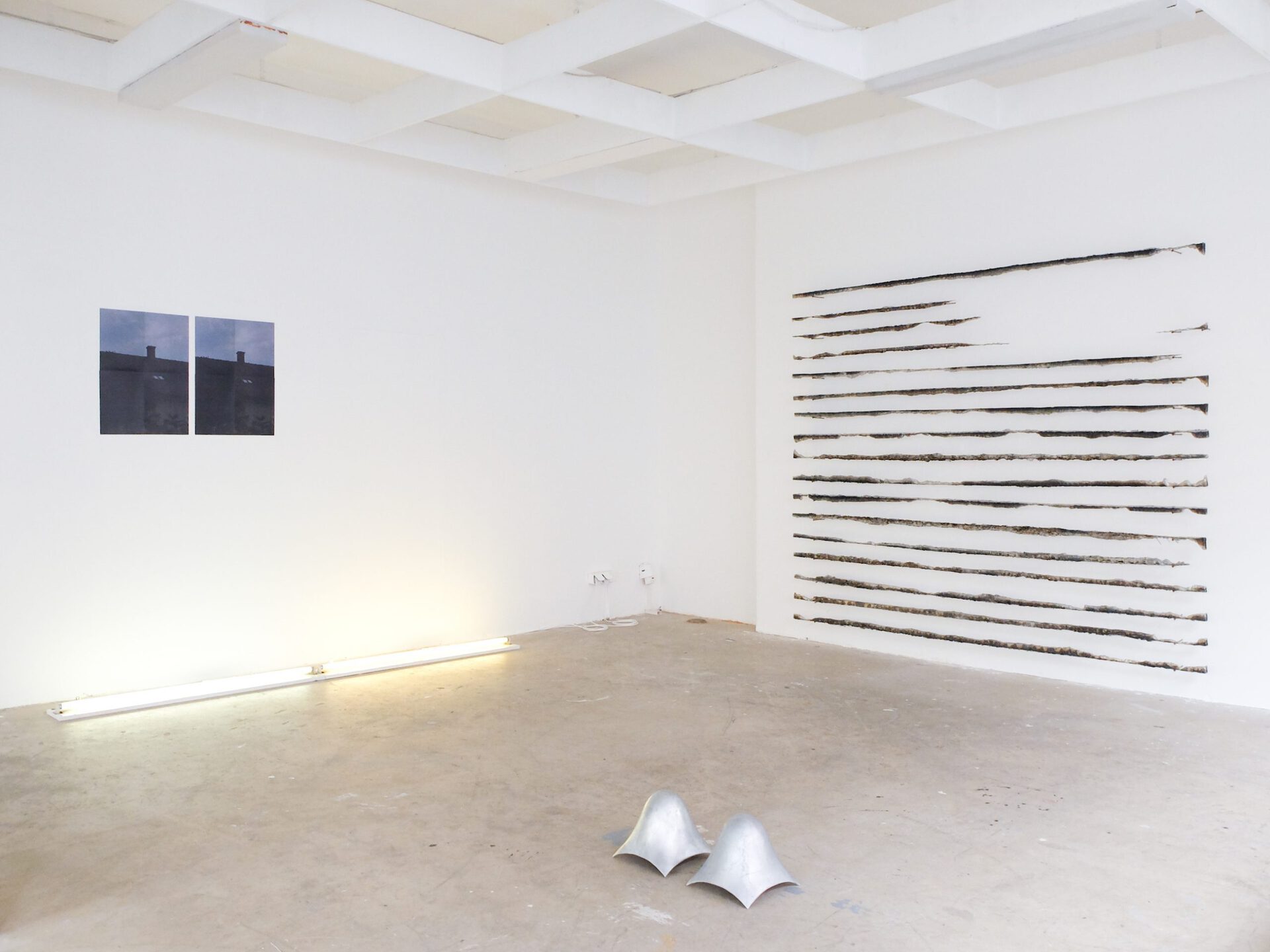 fig3, left to right; Aaron-Amar Bhamra , untitled, 2022, 248 x 18 x 6 cm, two ceiling lights from another space, Aaron-Amar Bhamra, zwei Fenster, 2020, (each) 59 x 42 cm, print on paper, Aaron-Amar Bhamra, untitled (shell), 2022, (each) 21 x 21 x 21 cm, aluminum, Thomas Supper, ohne Titel, 2021, 196 x 236 cm, aluminum, steel