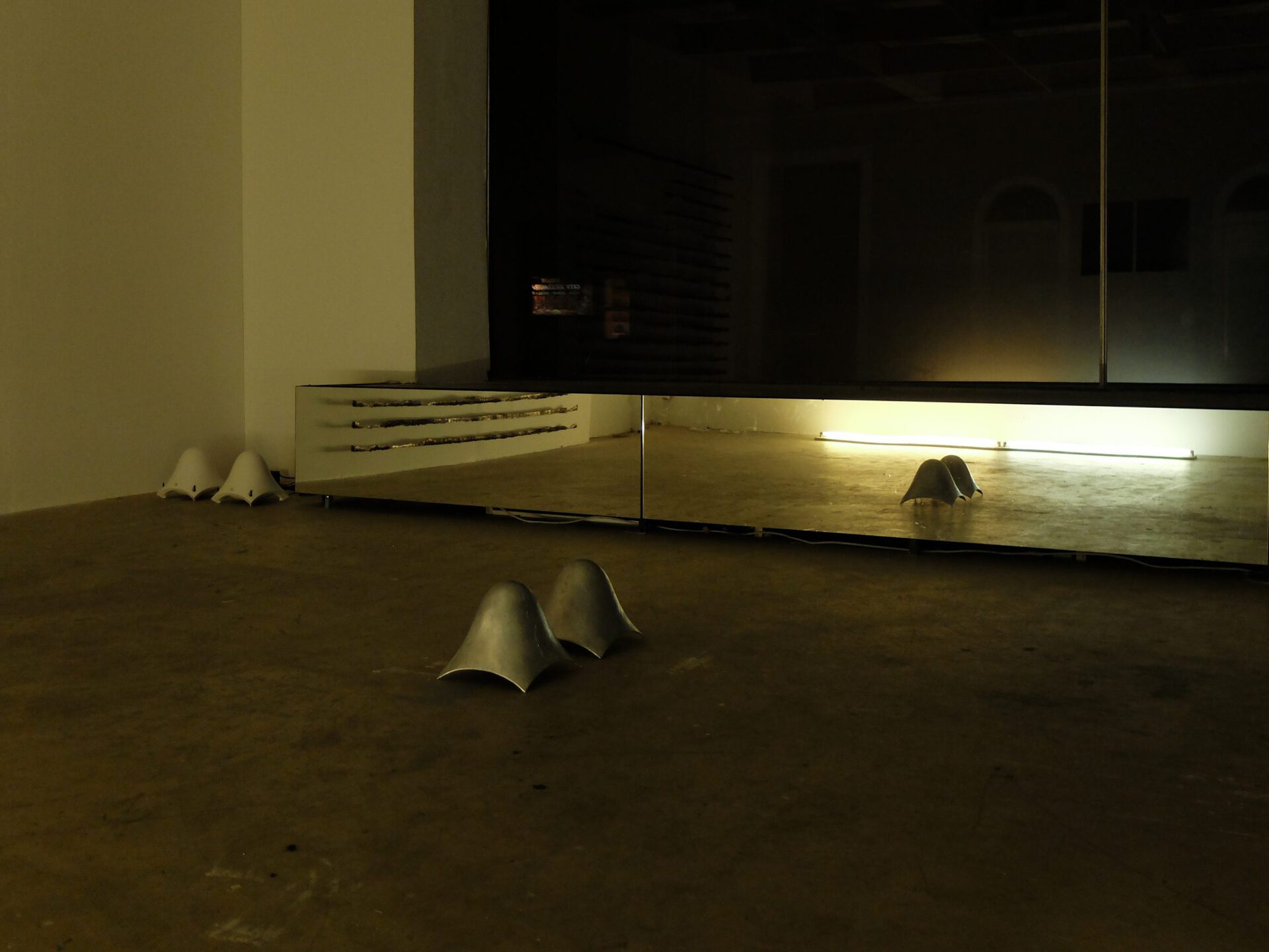 fig7, left to right; Aaron-Amar Bhamra, untitled, 2022, various dimension, two speakers depending on their shell, Aaron-Amar Bhamra, untitled (shell), 2022, (each) 21 x 21 x 21 cm, aluminum