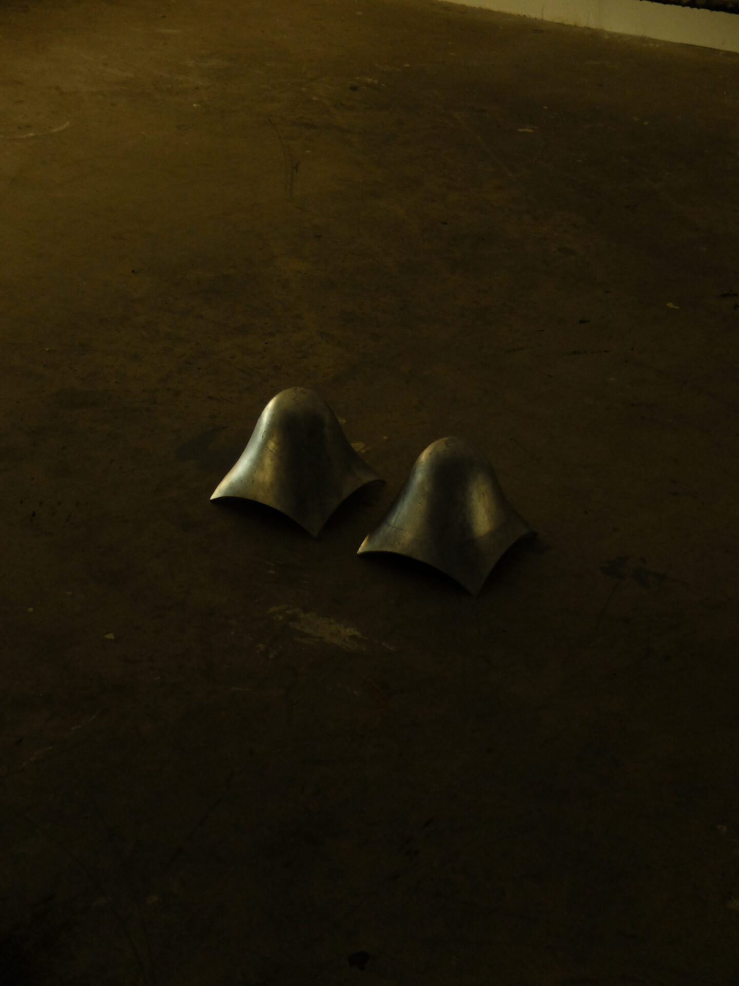 fig8, Aaron-Amar Bhamra, untitled (shell), 2022, (each) 21 x 21 x 21 cm, aluminum