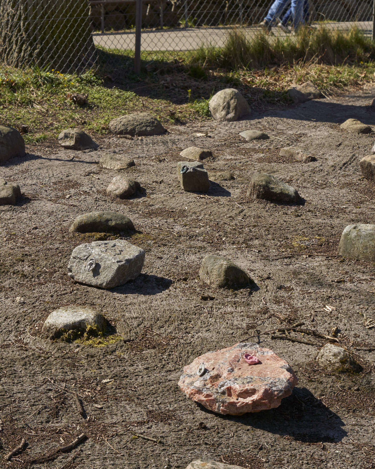 Ragnhild May, The Listeners, 2022, stone, concrete, bronze.