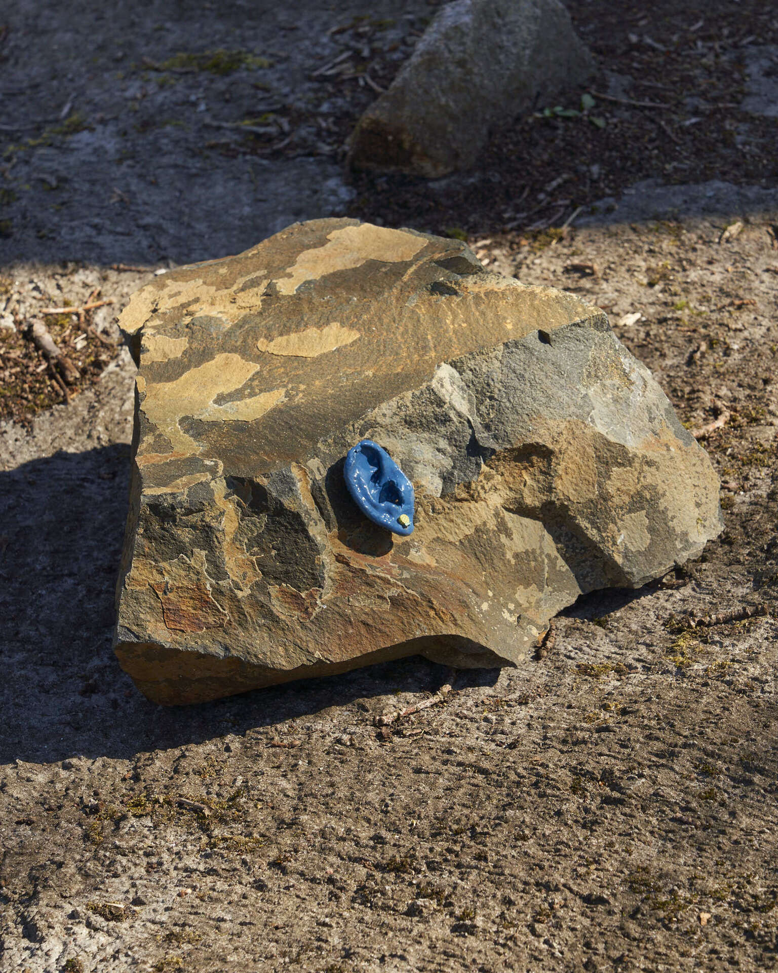 Ragnhild May, The Listeners, 2022. stone, concrete, bronze.
