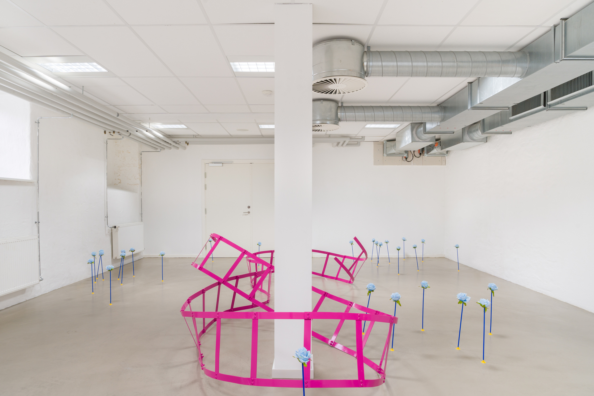 Signe Rohardt Lund, PlayTime, 2022, Steel, bolts, auto laquer, suction cup arrows, synthetic roses, various dimensions (installation)
