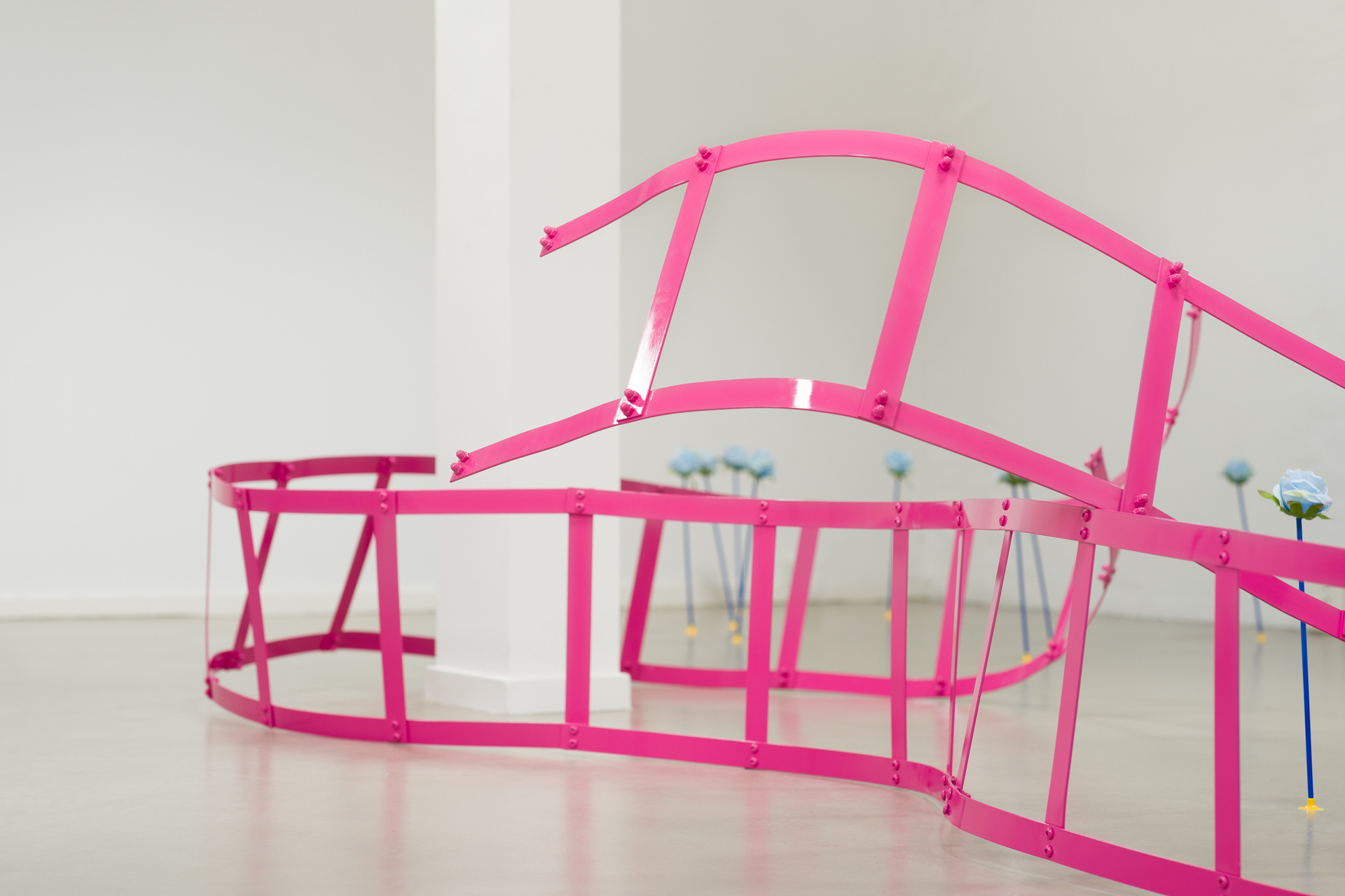 Signe Rohardt Lund, PlayTime, 2022, Steel, bolts, auto laquer, suction cup arrows, synthetic roses, various dimensions (detail 6)