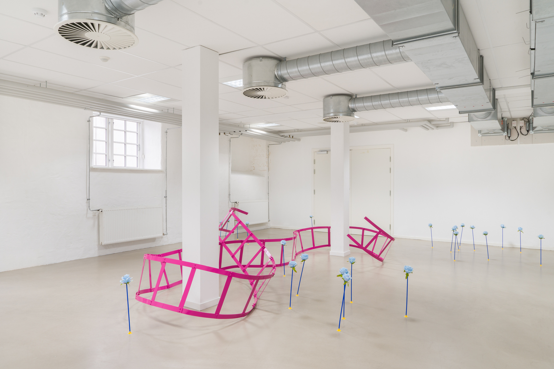 Signe Rohardt Lund, PlayTime, 2022, Steel, bolts, auto laquer, suction cup arrows, synthetic roses, various dimensions (installation 2)