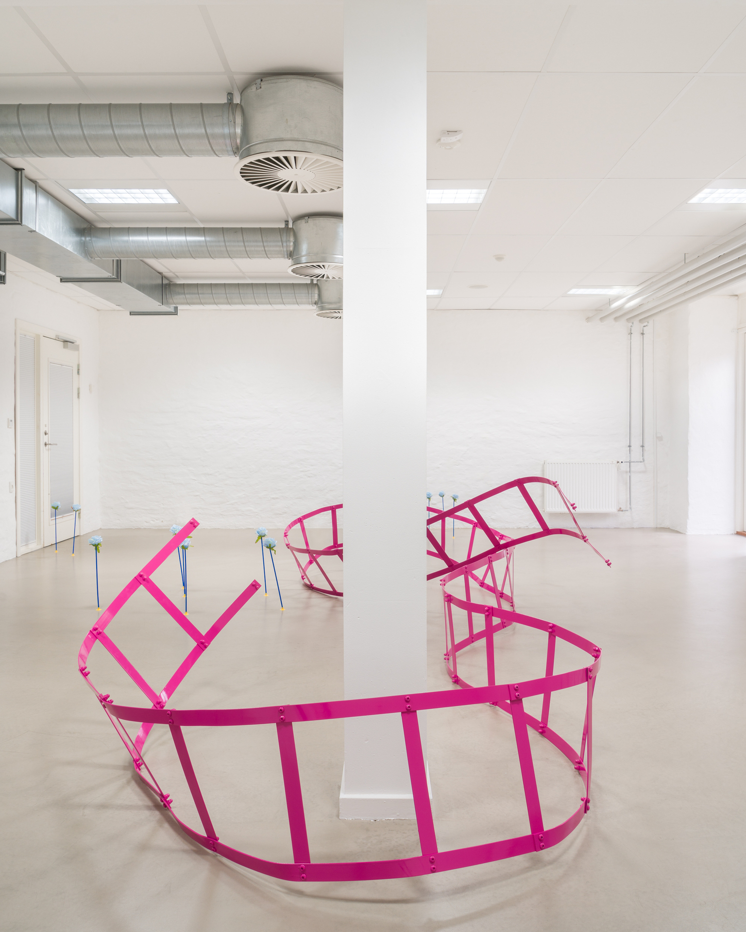 Signe Rohardt Lund, PlayTime, 2022, Steel, bolts, auto laquer, suction cup arrows, synthetic roses, various dimensions (installation 4)