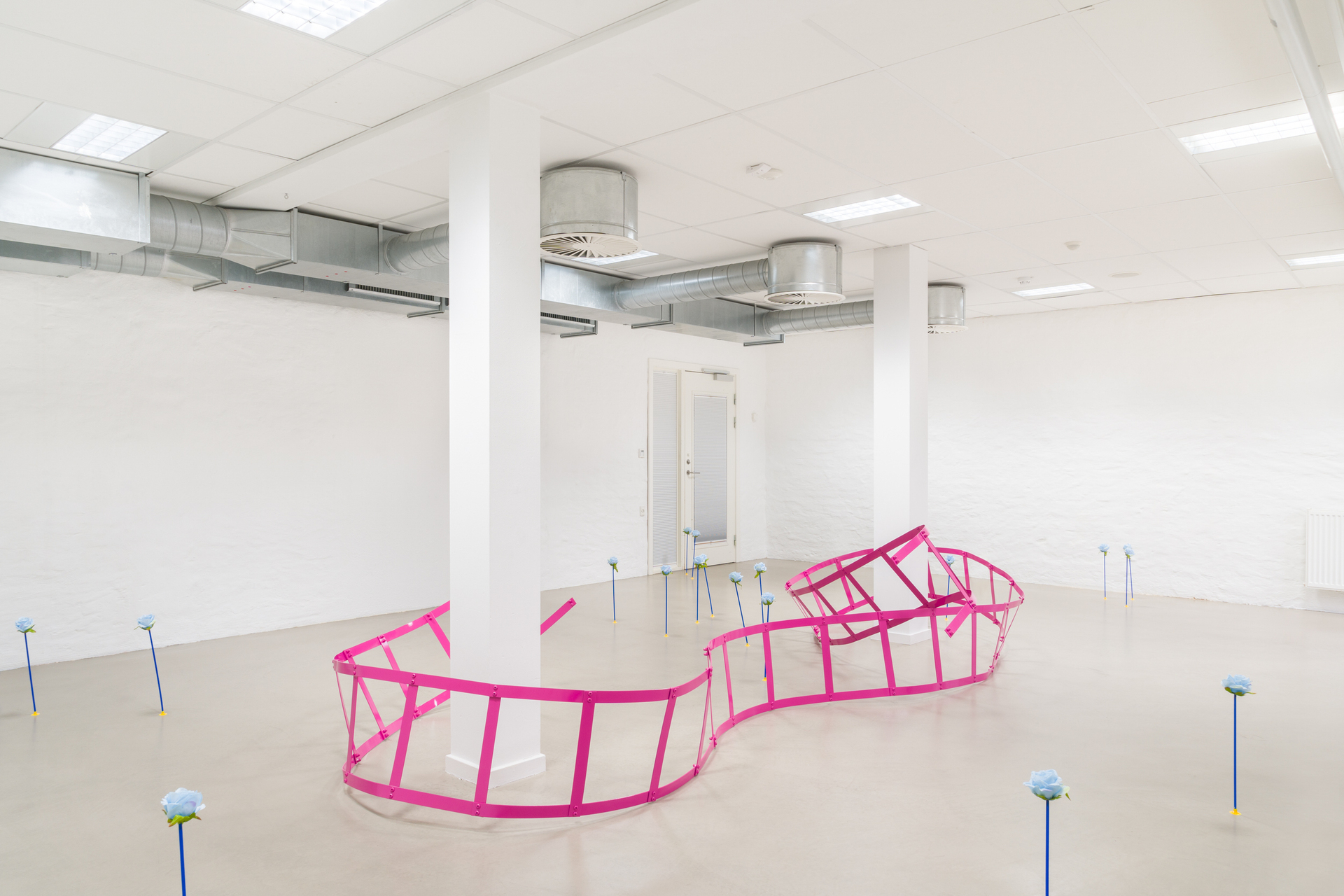 Signe Rohardt Lund, PlayTime, 2022, Steel, bolts, auto laquer, suction cup arrows, synthetic roses, various dimensions (installation 5)