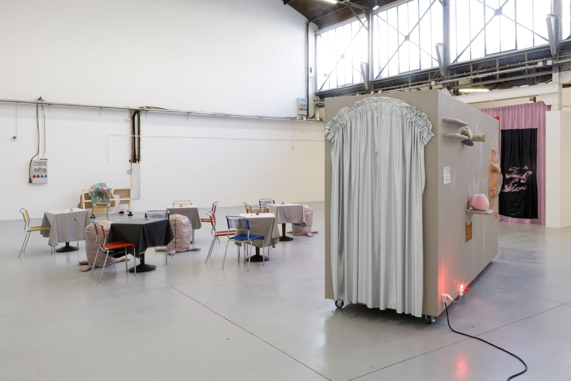 012 - Anouchka Oler Nussbaum - Exhibition view - Entrance to the sculpture. 013 - Anouchka Oler Nussbaum – Exhibition view Asshole (plaster, pigment and wax)