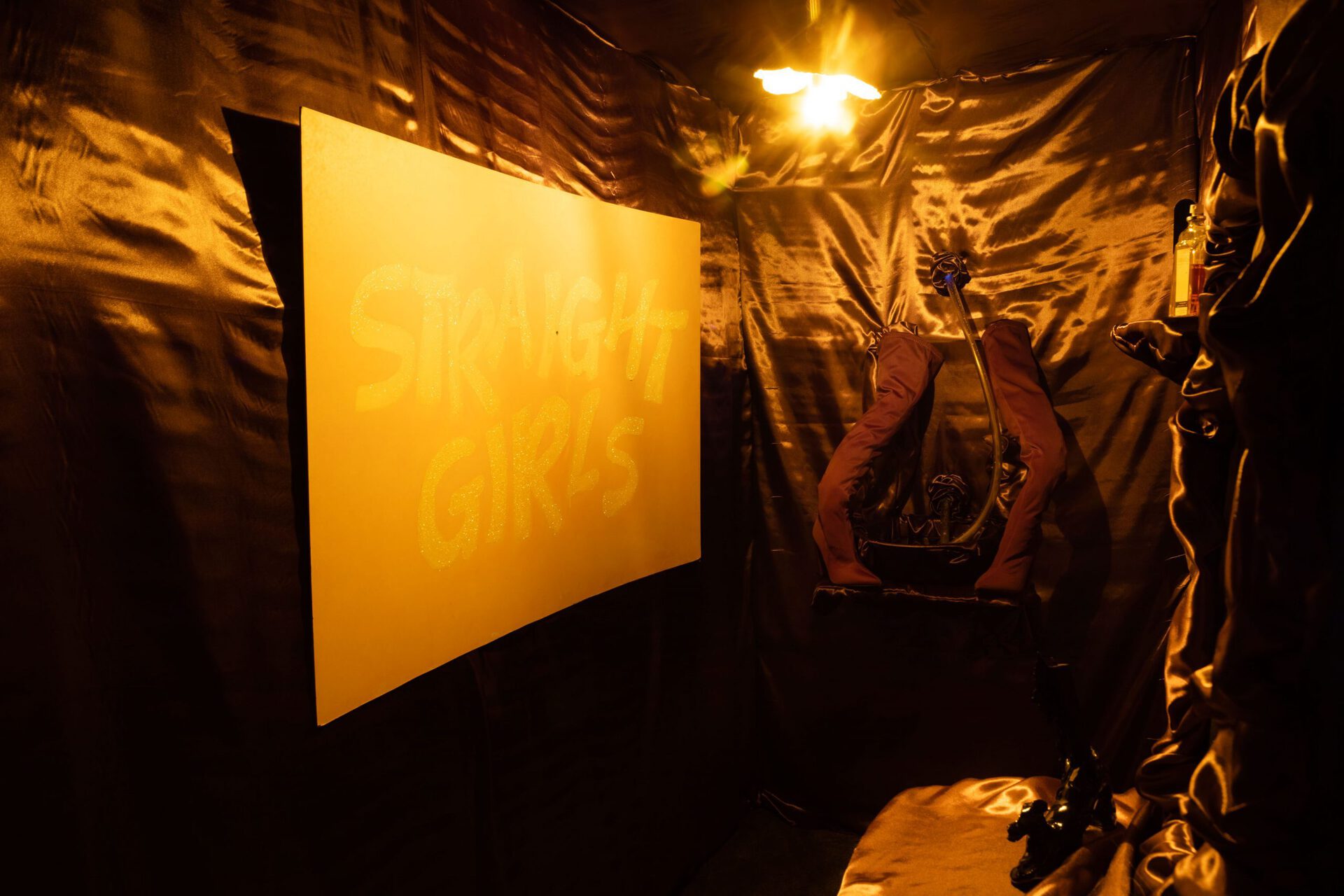 018 - Anouchka Oler Nussbaum - Exhibition view Inside of the sculpture. Straight Girls, oil and glitters on wood. Inside the sculpture.