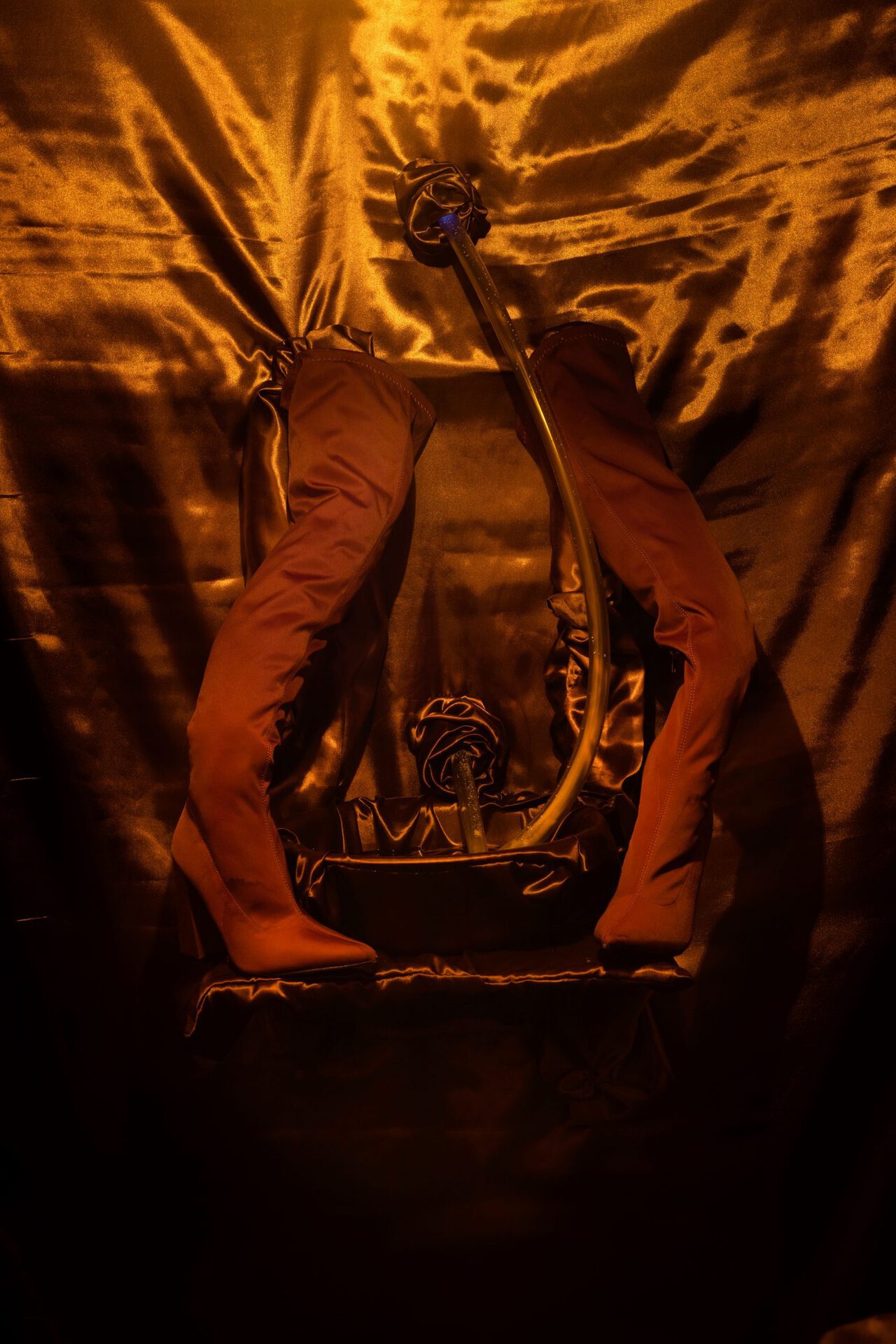 019 - Anouchka Oler Nussbaum - Exhibition view- Inside of the sculpture. Back of the fountain. Boots, plastic tube and purple satin.