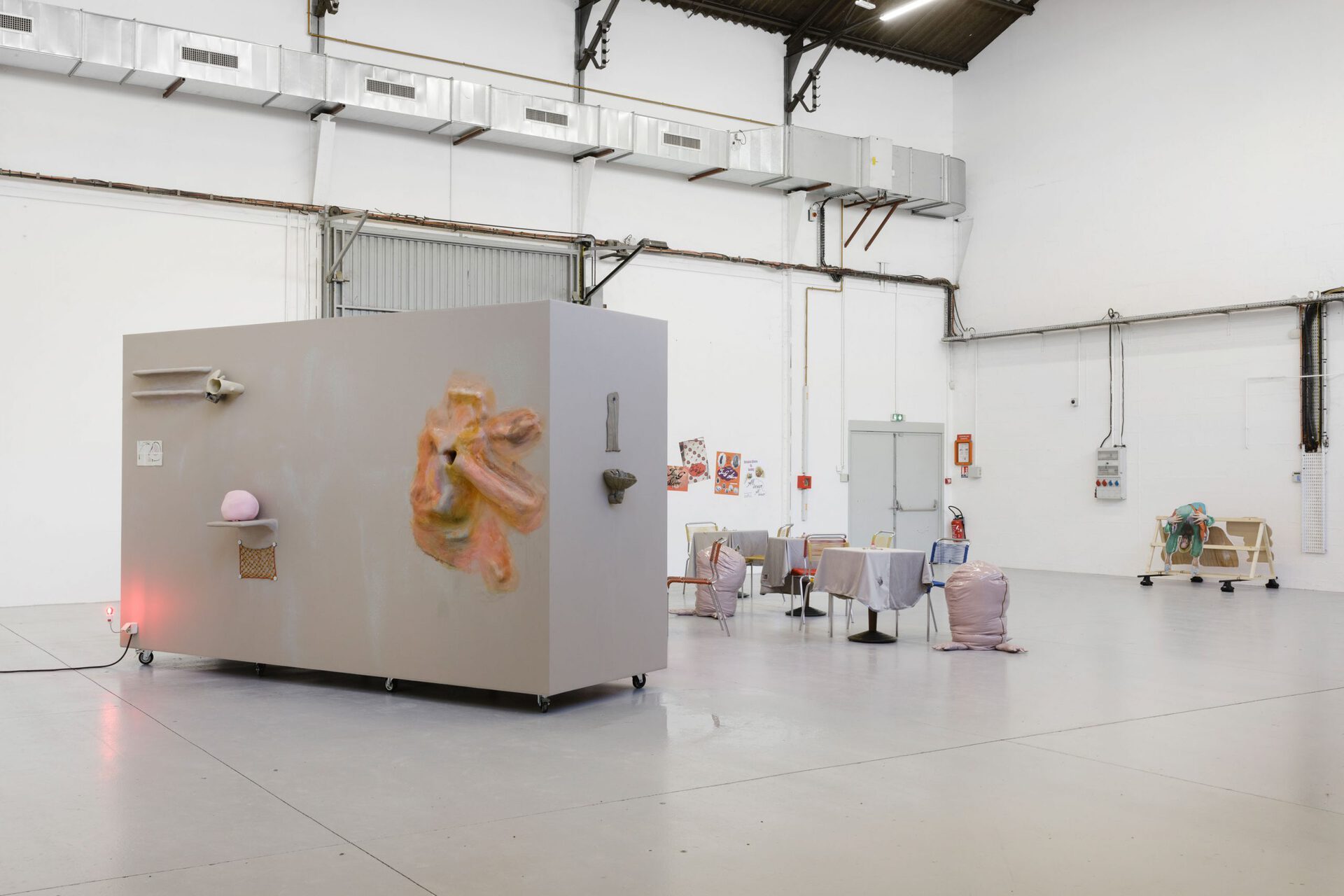 02 - Anouchka Oler Nussbaum - Exhibition view - Back of the sculpture.