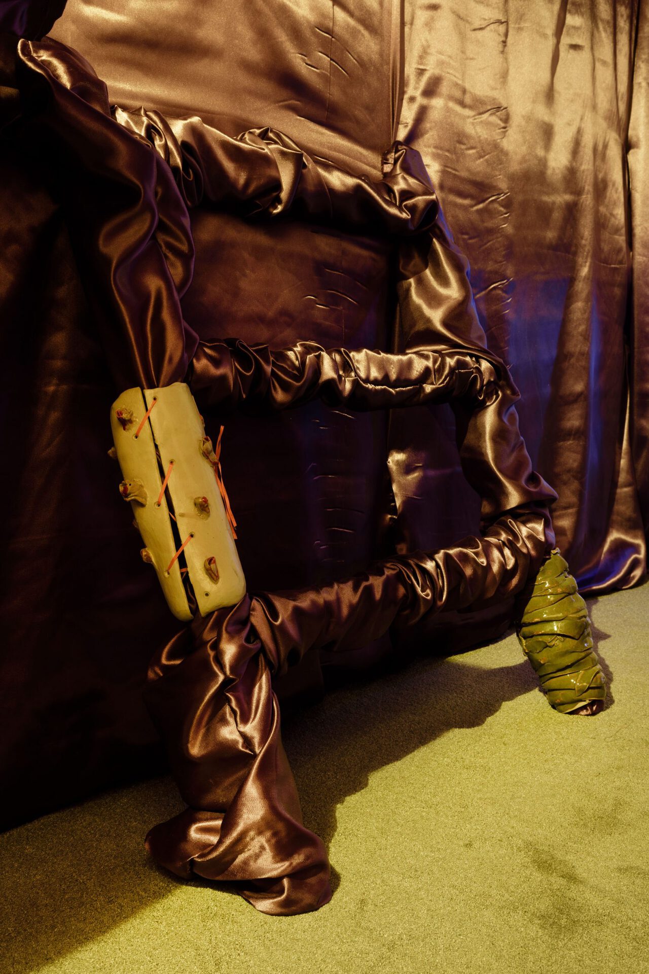 020 - Anouchka Oler Nussbaum - Exhibition view - Inside of the sculpture. Wooden ladder covered in purple satin, ceramic and pink satin ribbon