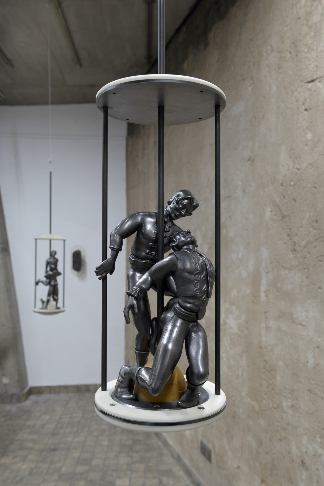 Wieland Schönfelder, untitled 2, 2022, graphite coated plastic, resin, steel, screws,100 x 20 x 20 cm, Installation view.