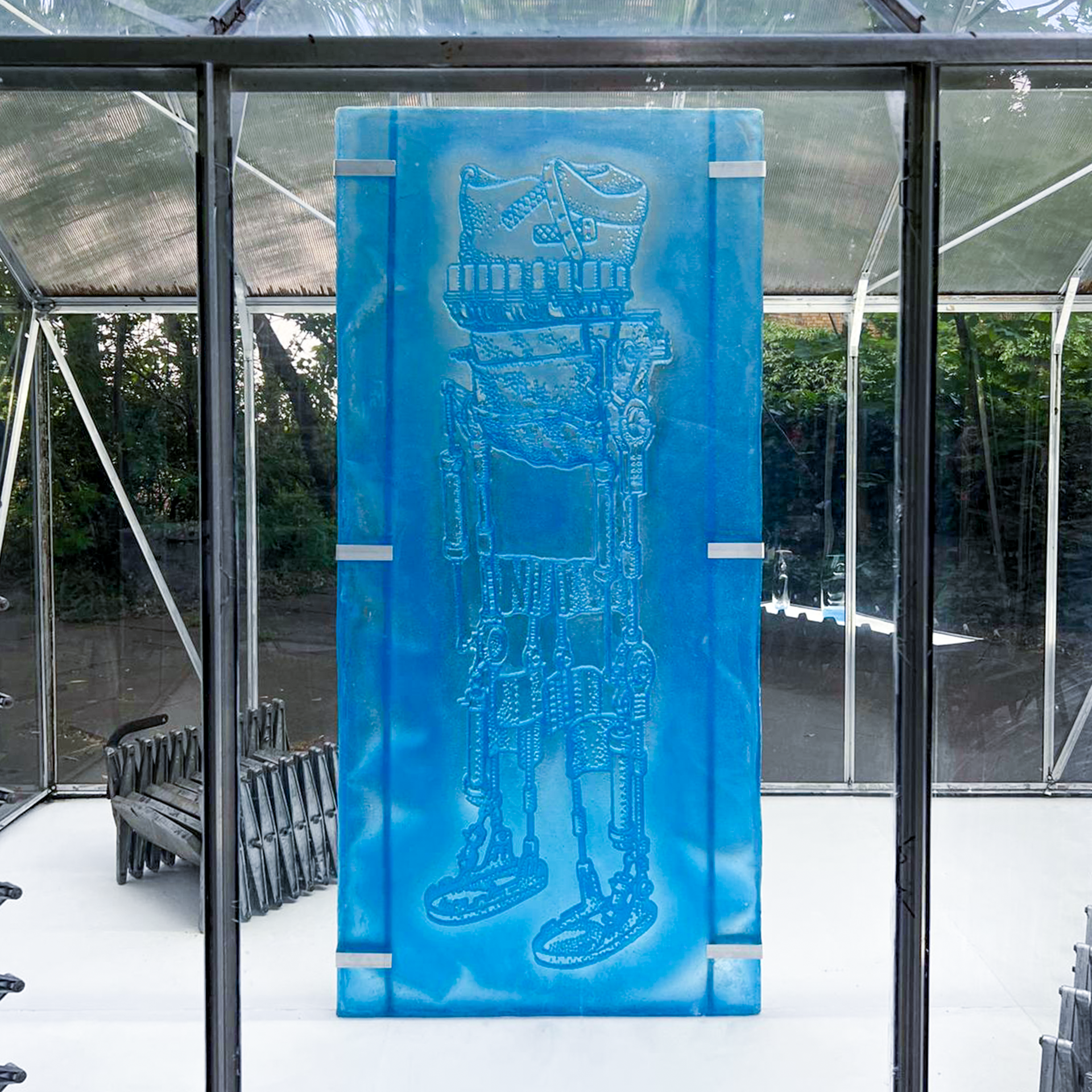Constantin Hartenstein, XO (I), 2021, epoxy resin, original GDR pigments, surgical instruments, 180 x 84 x 2 cm