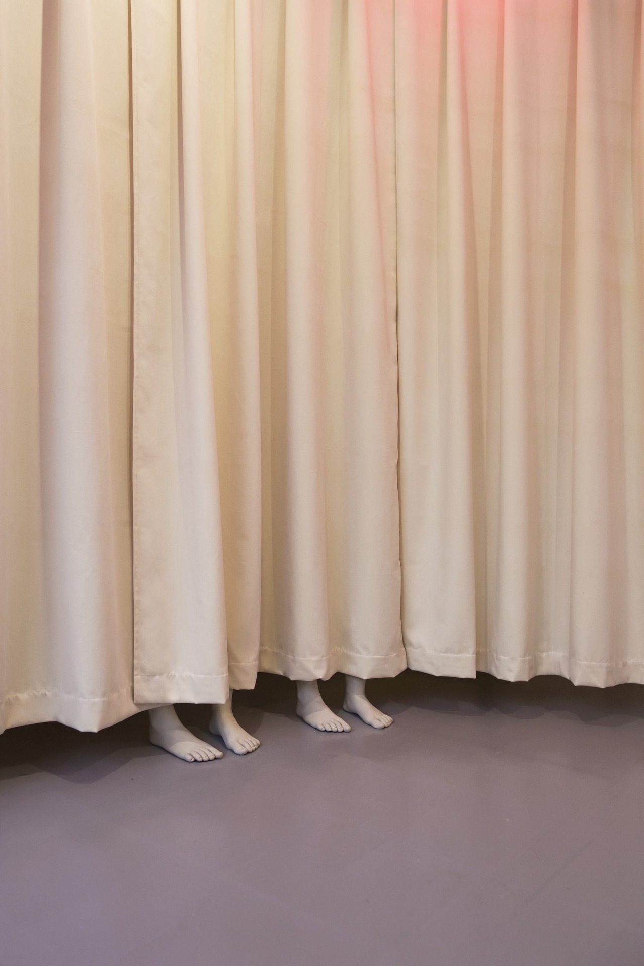 Agata Jarosławiec, Behind the scene, ceramic/fabric, 50x40x20cm