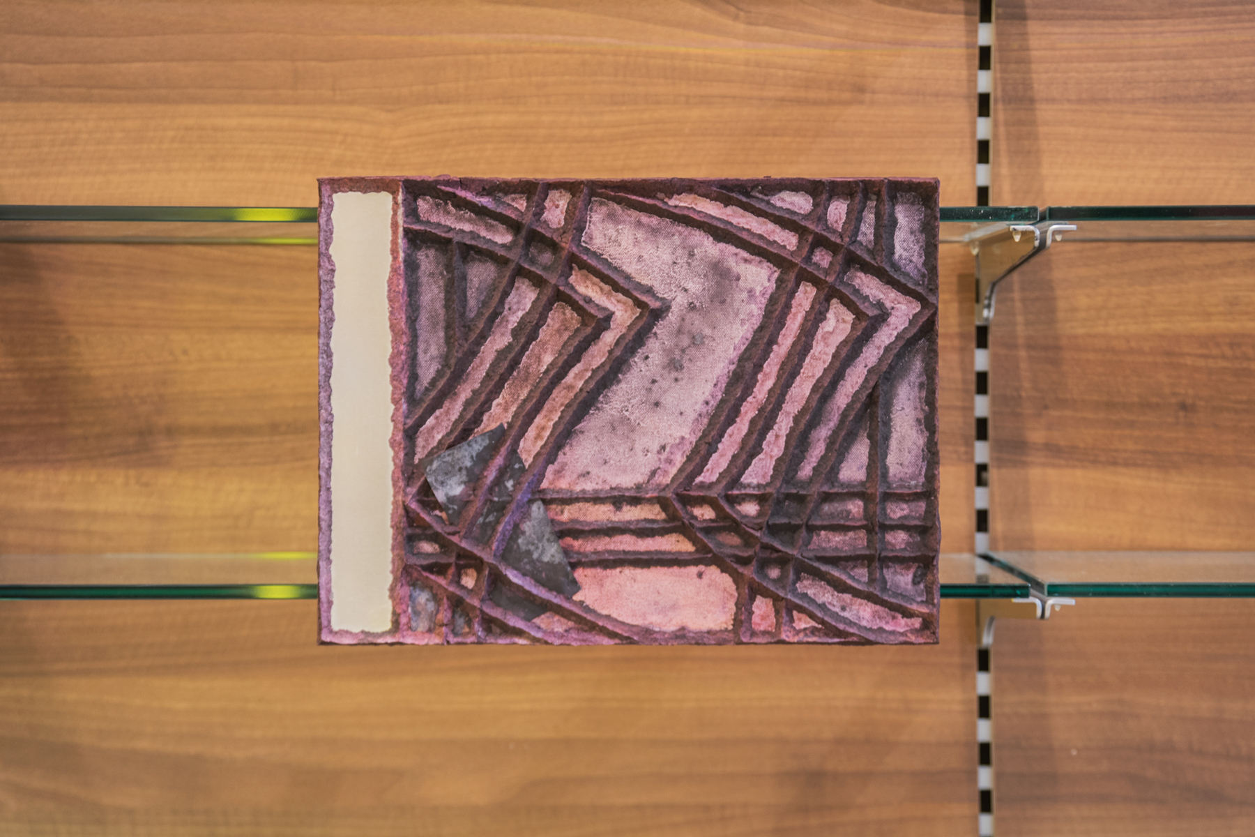 Sebastián Garbrecht, The Witness, 2021 dye, papier-maché, copies, aluminium on canvas, 30 x 40 cm