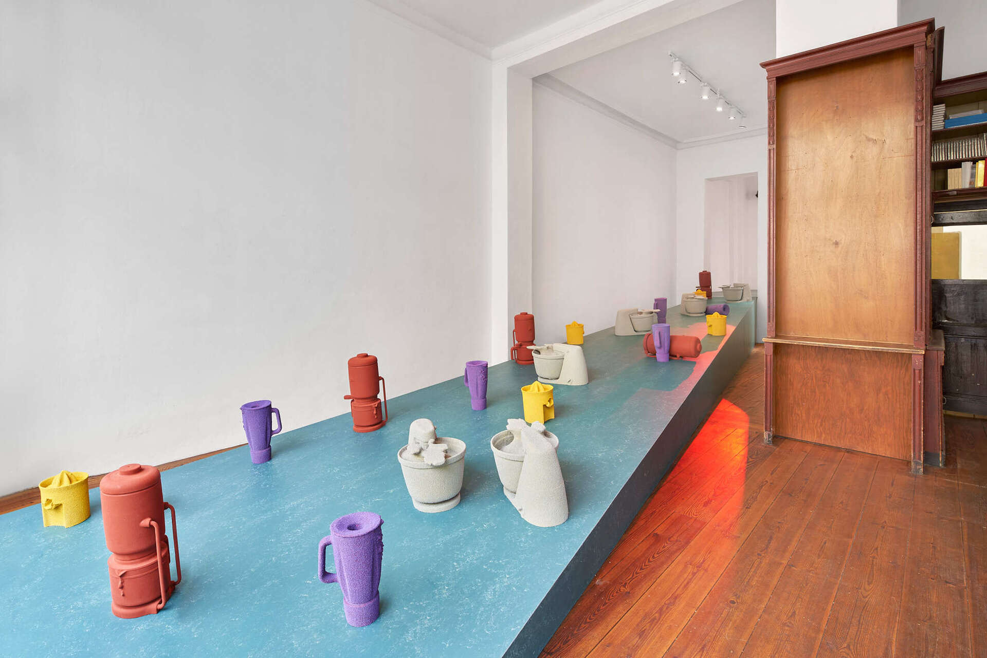 Lena Henke, Installationview,"Auf dem Asphalt botanisieren gehen", 2022, © Klosterfelde Edition & the Artist