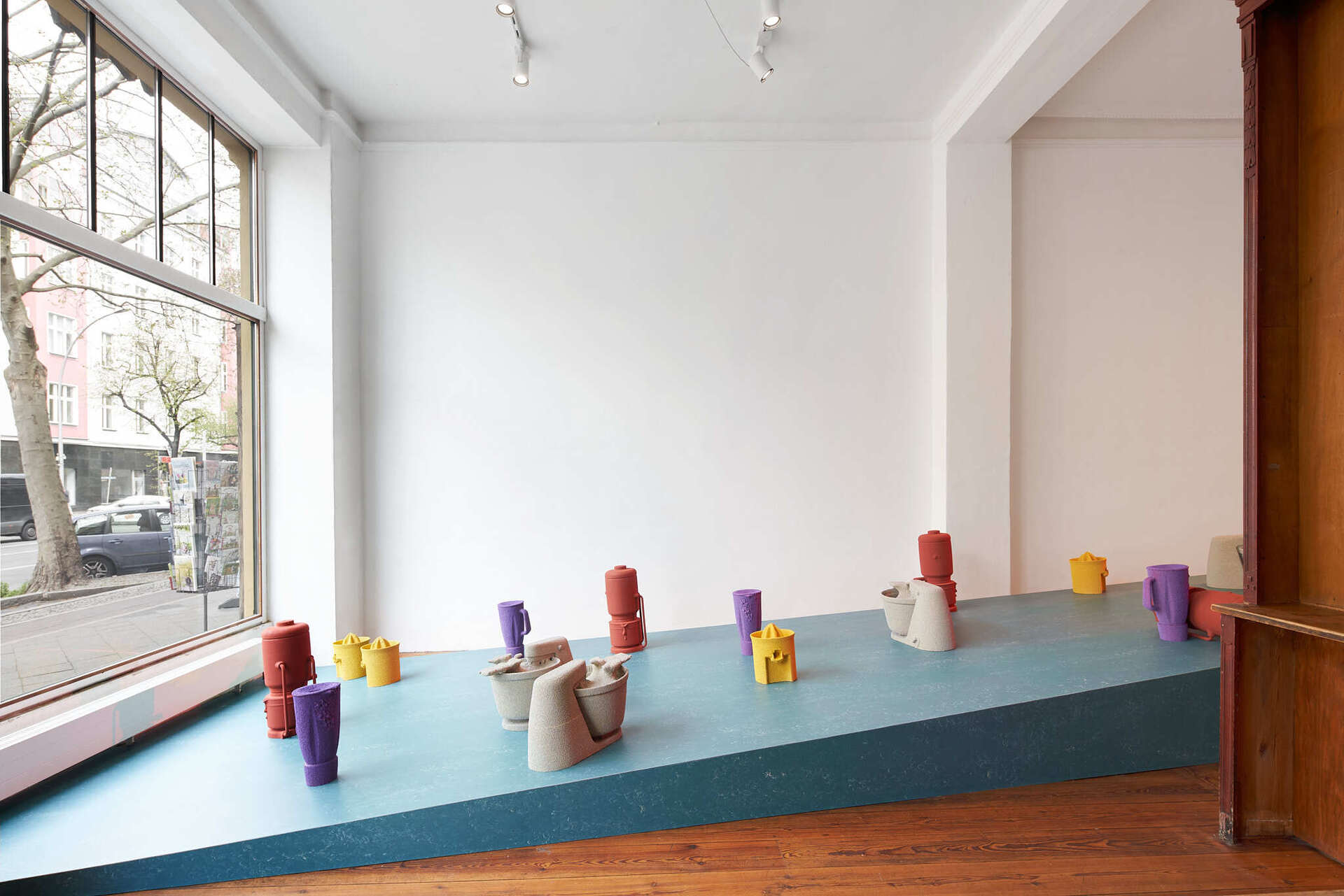 Lena Henke, Installationview,"Auf dem Asphalt botanisieren gehen", 2022, © Klosterfelde Edition & the Artist