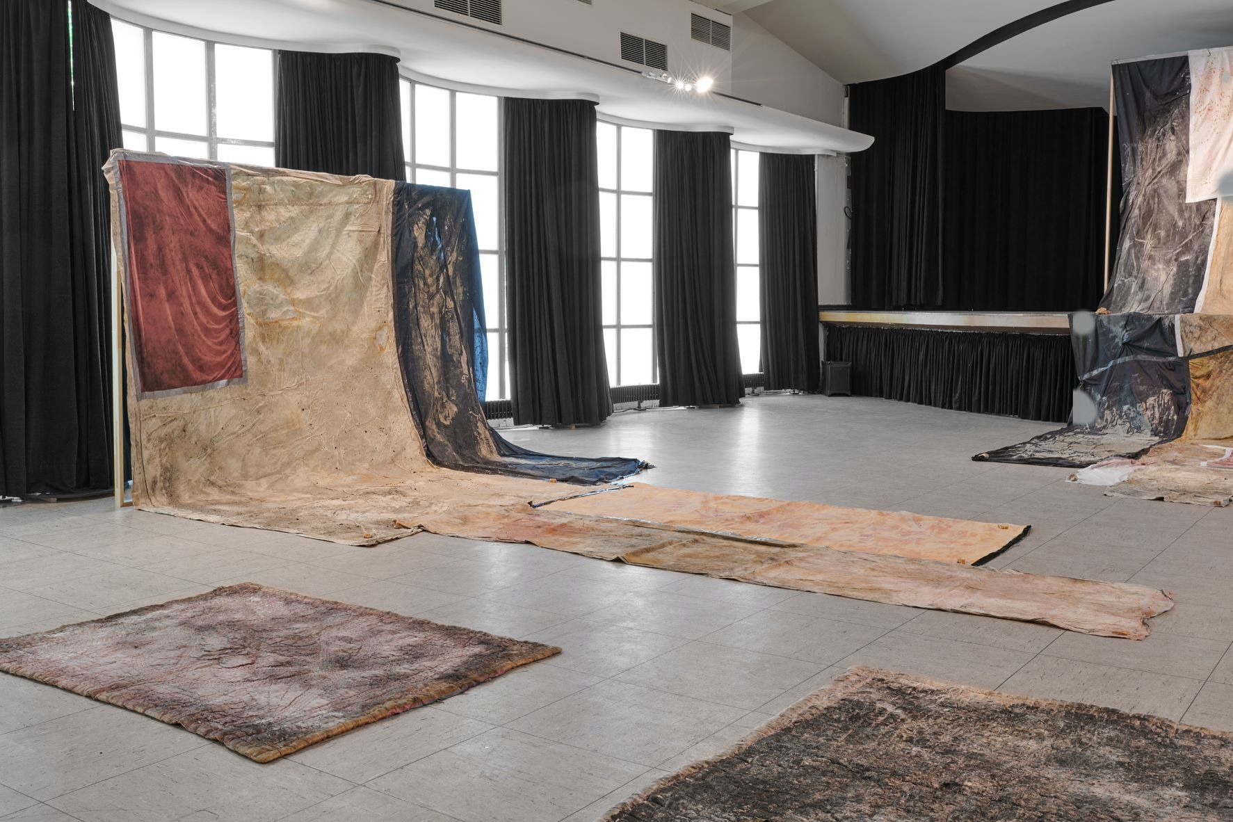 Dala Nasser: Red in Tooth, 2022. Installation view. Kölnischer Kunstverein, 2022. Courtesy: the artist and Deborah Schamoni. Photo: Mareike Tocha.