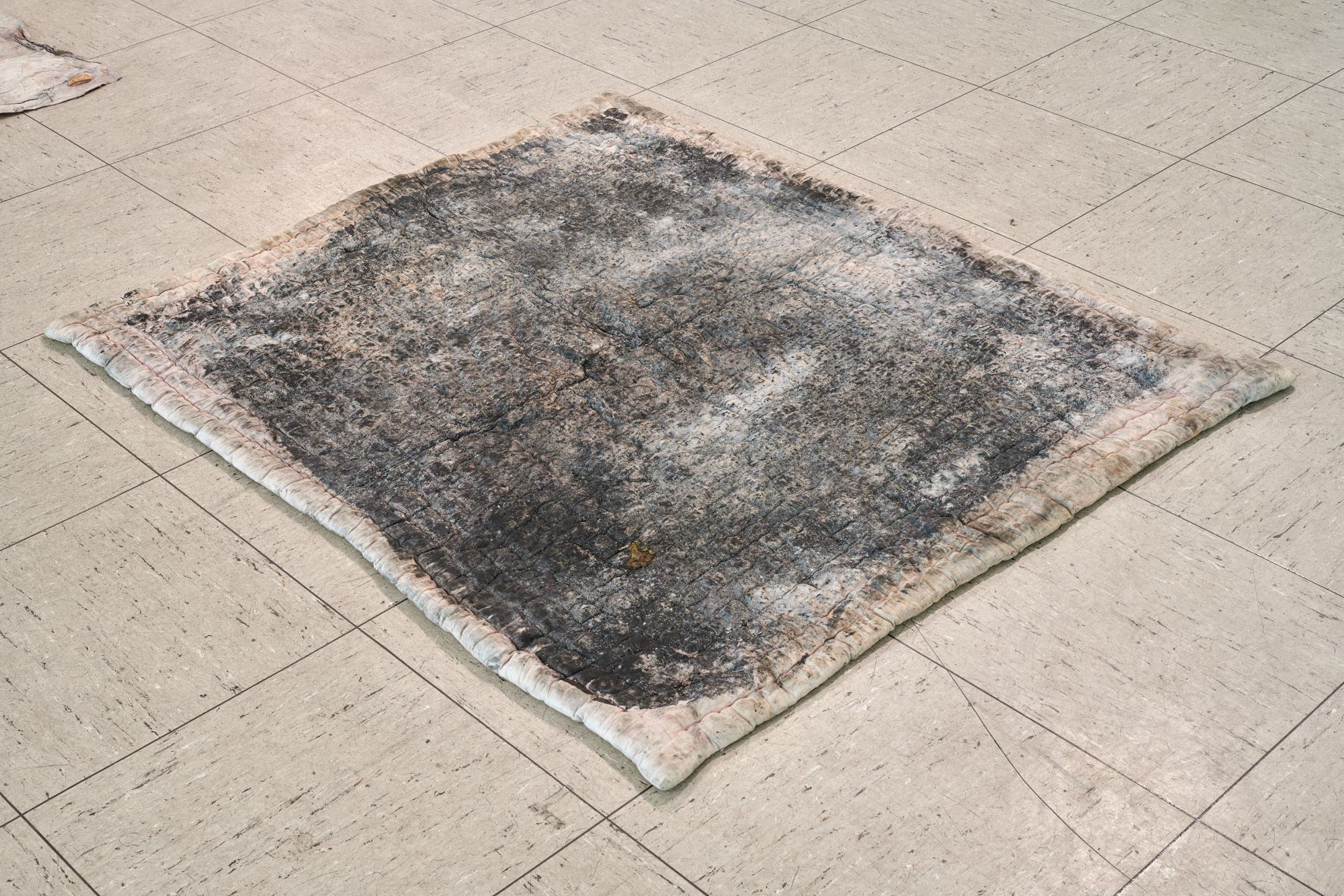 Dala Nasser: Red in Tooth, 2020 – 2021 – 2022. Muslin, salt, natural pigment. Kölnischer Kunstverein, 2022. Courtesy: the artist and Deborah Schamoni. Photo: Mareike Tocha.