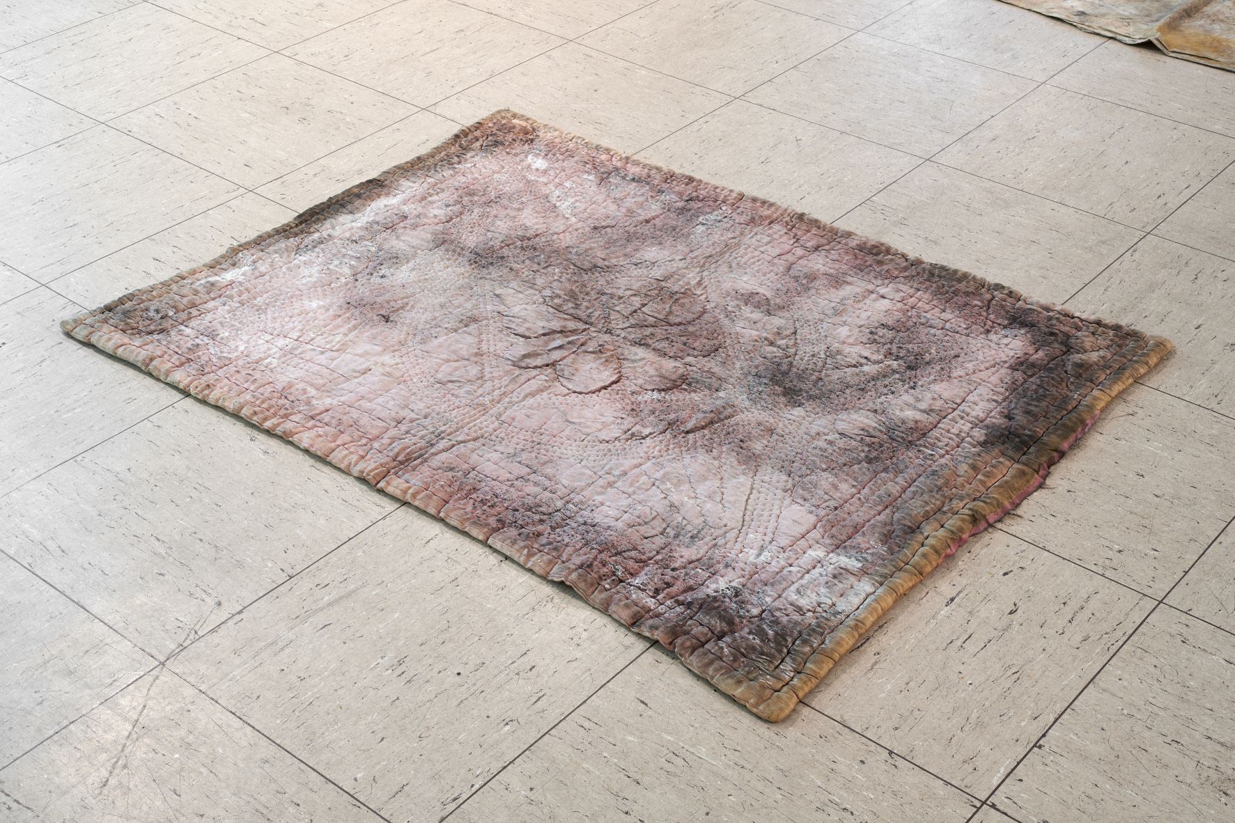 Dala Nasser: Red in Tooth, 2020 – 2021 – 2022. Kölnischer Kunstverein, 2022. Muslin, salt, natural pigment. Courtesy: the artist and Deborah Schamoni. Photo: Mareike Tocha.