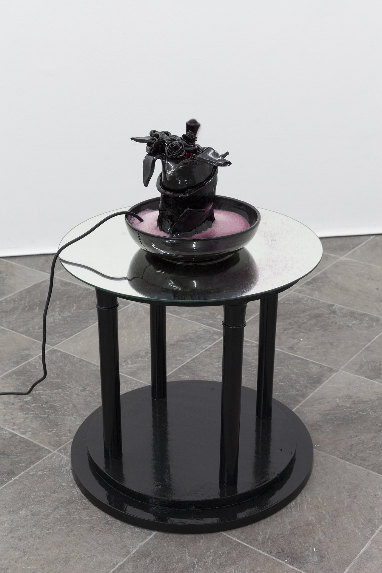 Karoline Dausien, Fountain 1, 2022, glazed ceramics, table, mirror, well pump, red wine