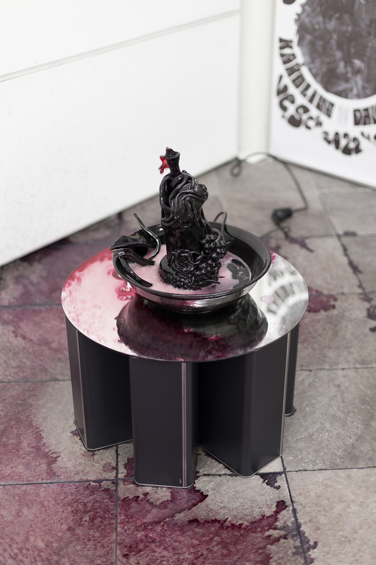 Karoline Dausien, Fountain 3, 2022, glazed ceramics, table, mirror, well pump, red wine