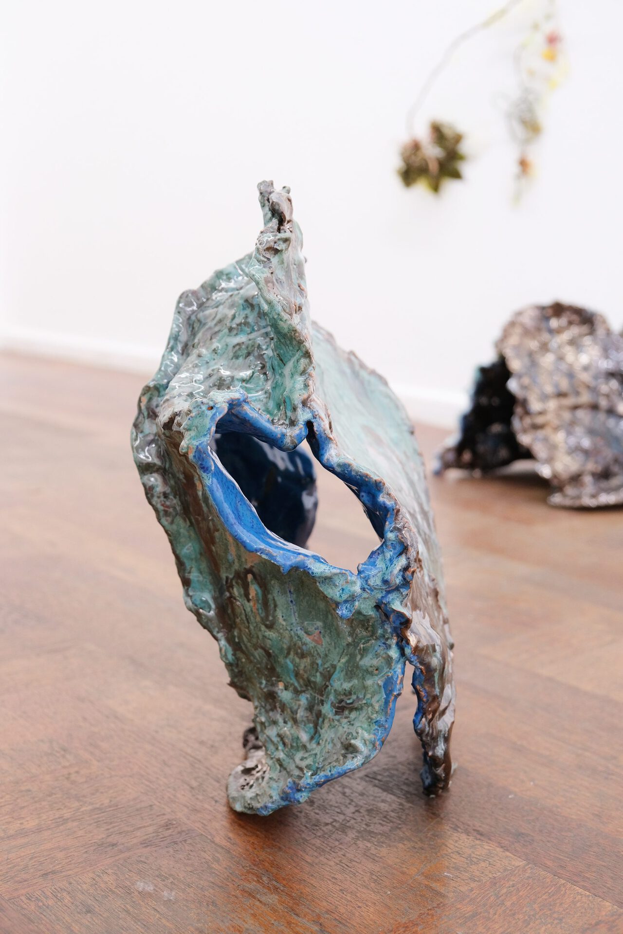 Theresa Tuffner, Down to earth 2, 34x30x30cm, glasierte Keramik, 2022