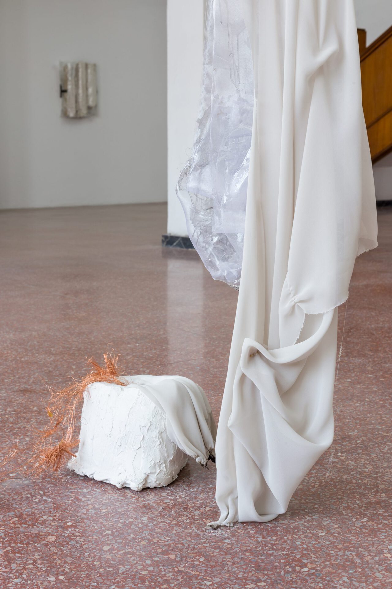 Lucía C. Pino, Corda (detail.) 2022. Iron, copper, fabrics, plaster, straw, fiberglass, cardboard and paraffin. Artiatx, Bilbao.