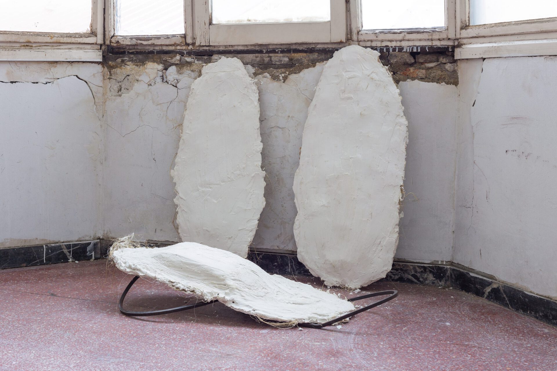 Lucía C. Pino, Lenguas. 2022. Plaster, esparto grass, cardboard, fiberglass and curved iron. Artiatx, Bilbao.