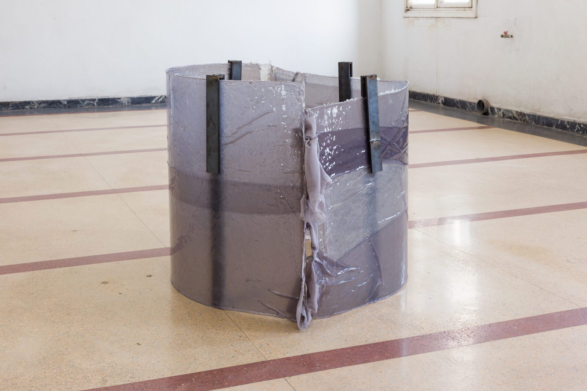 Lucía C. Pino, dobLe eLe (Nix II, movimientos de campo) 2022. Polyester resin, textile, fiberglass and iron. Artiatx, Bilbao.