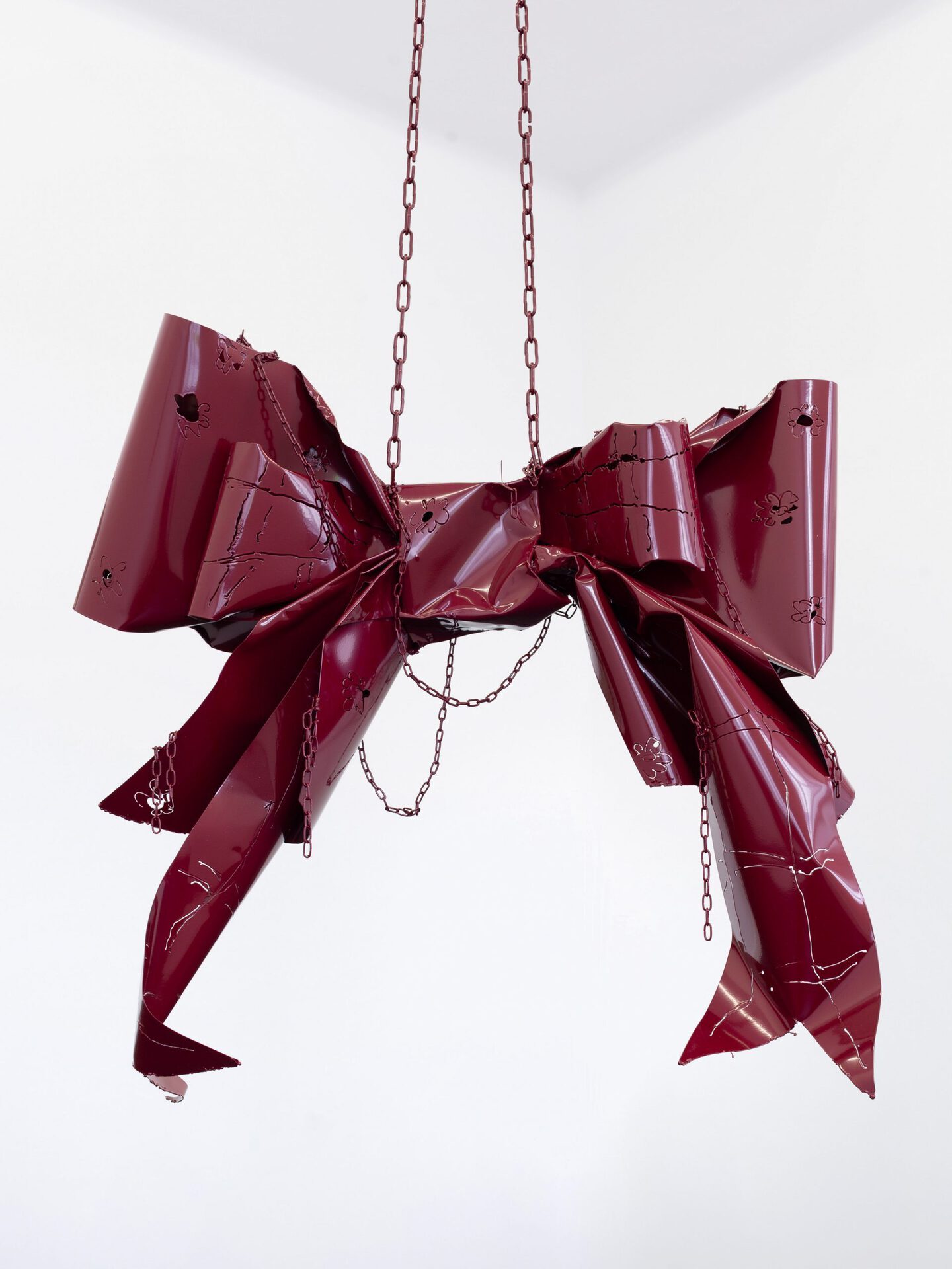 Hannah Sophie Dunkelberg, Altweiberknoten I, 2022, powdercoated metal, 93 x 90 x 30 cm. Courtesy of the artist and Gunia Nowik Gallery.