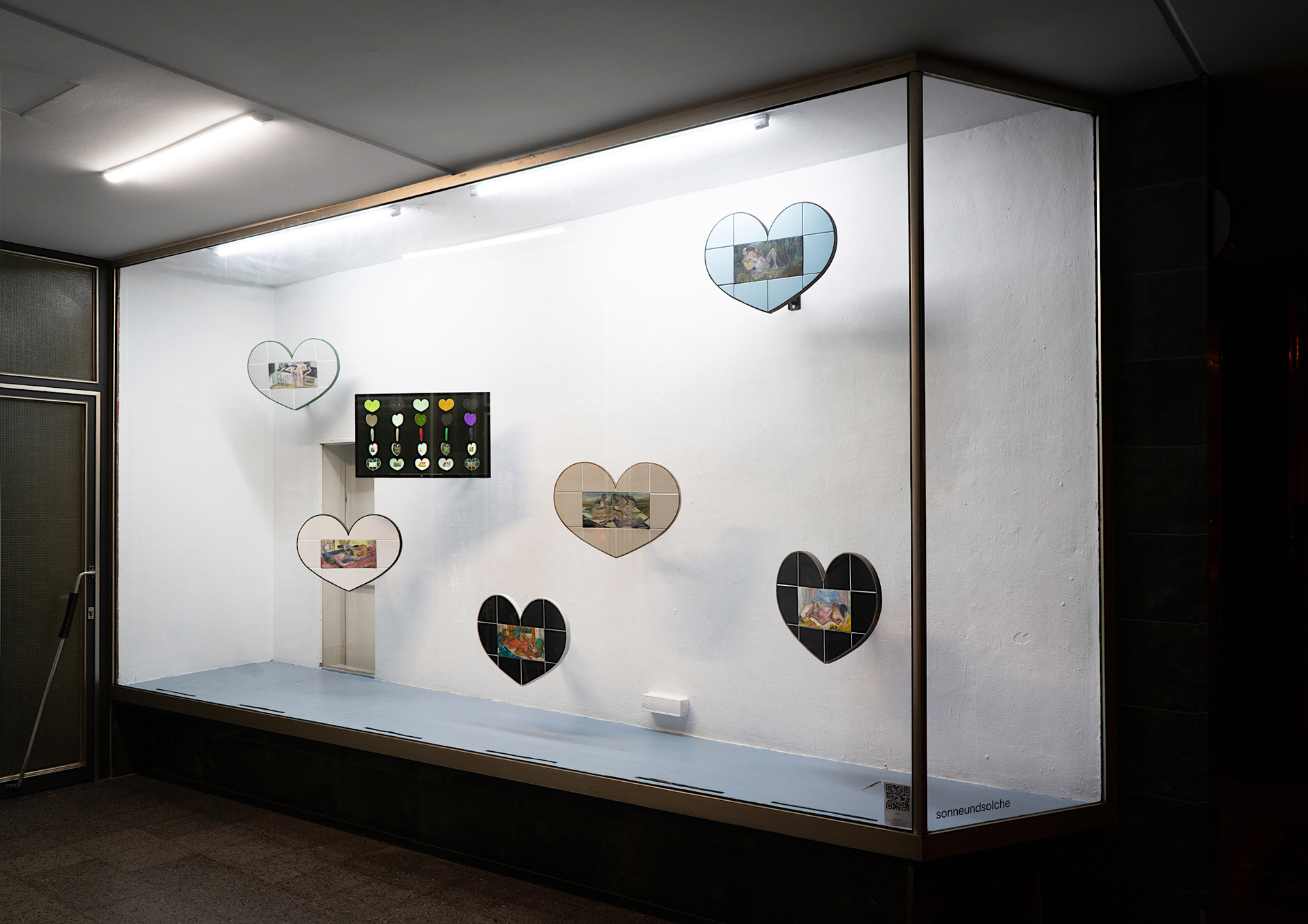 Jacent, Vitrine, nightview