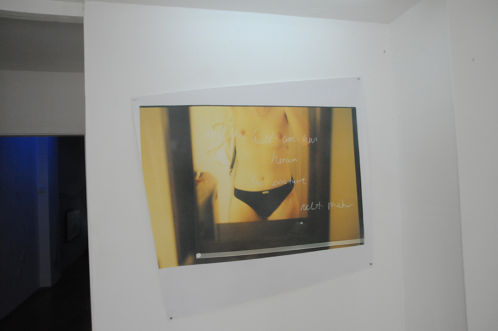 Lee Everett Thieler, Die Welt um uns herum sie existiert nicht mehr, 2022, Photographie, 130 x 136 cm