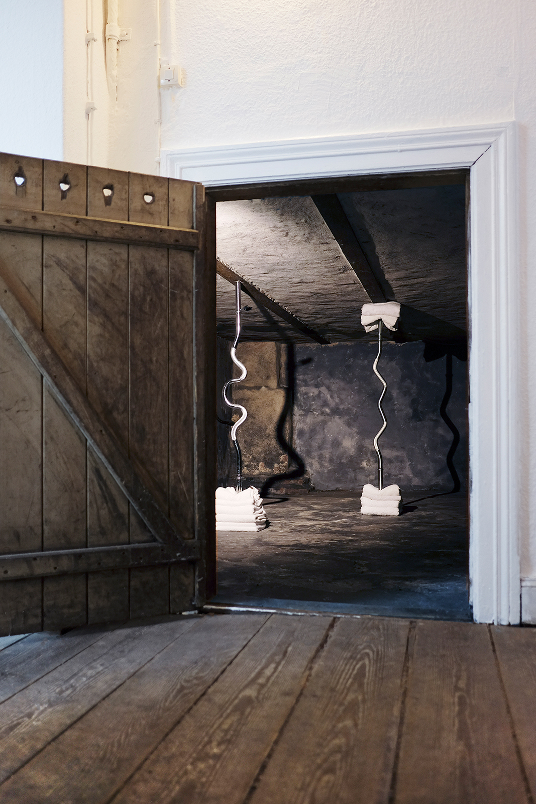 Anna Pelz, Liftin, 2022, Steel, towels