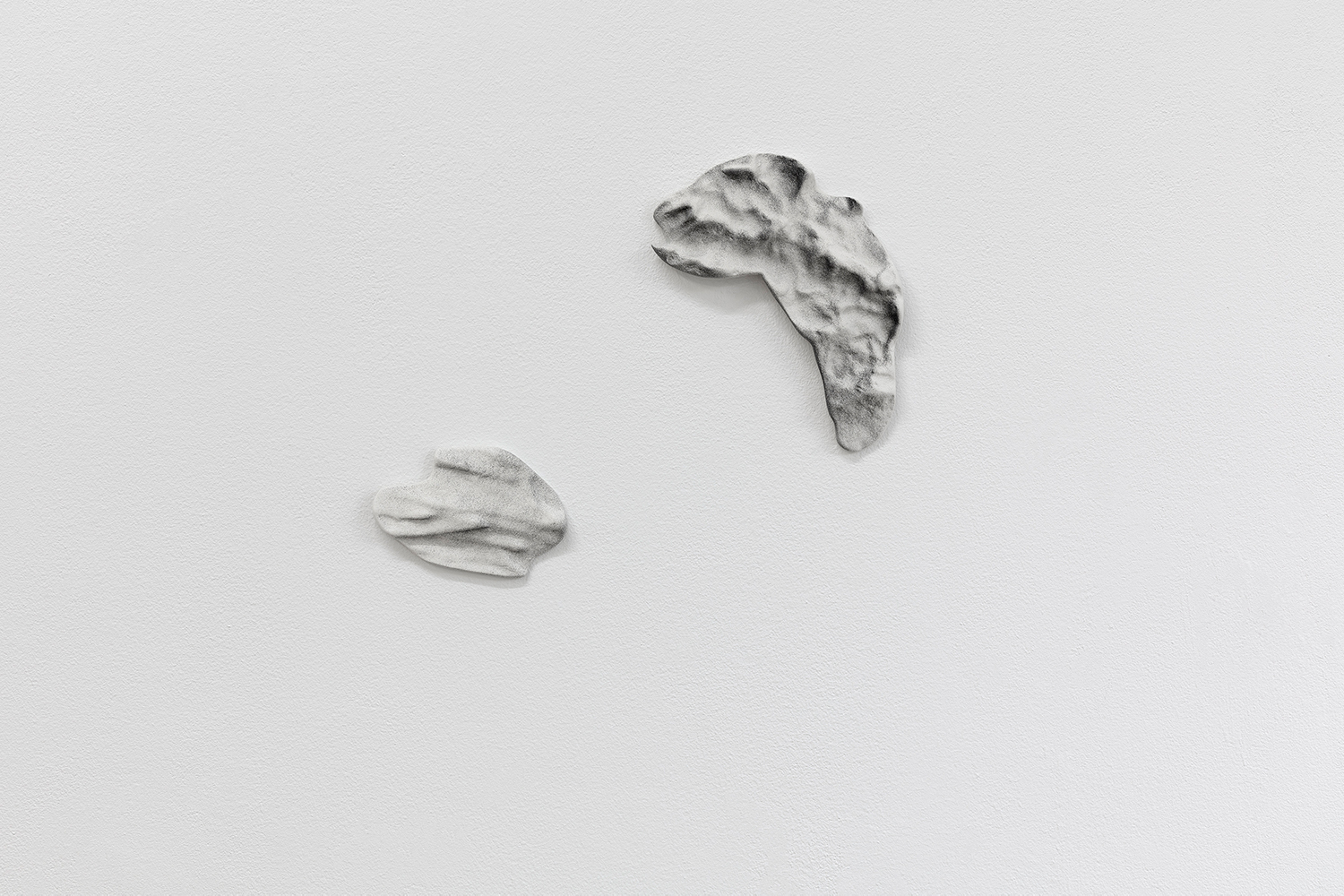 Juliane Tübke, Handstücke, 2022, Clay, Spraypaint, Dimensions Variable