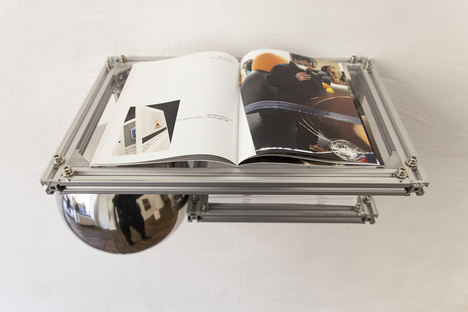 Christian Kölbl, Selbstreflexionen, 2022, Publication, aluminum profile, chrome sphere, acrylic glass, 25 x 47 x 25