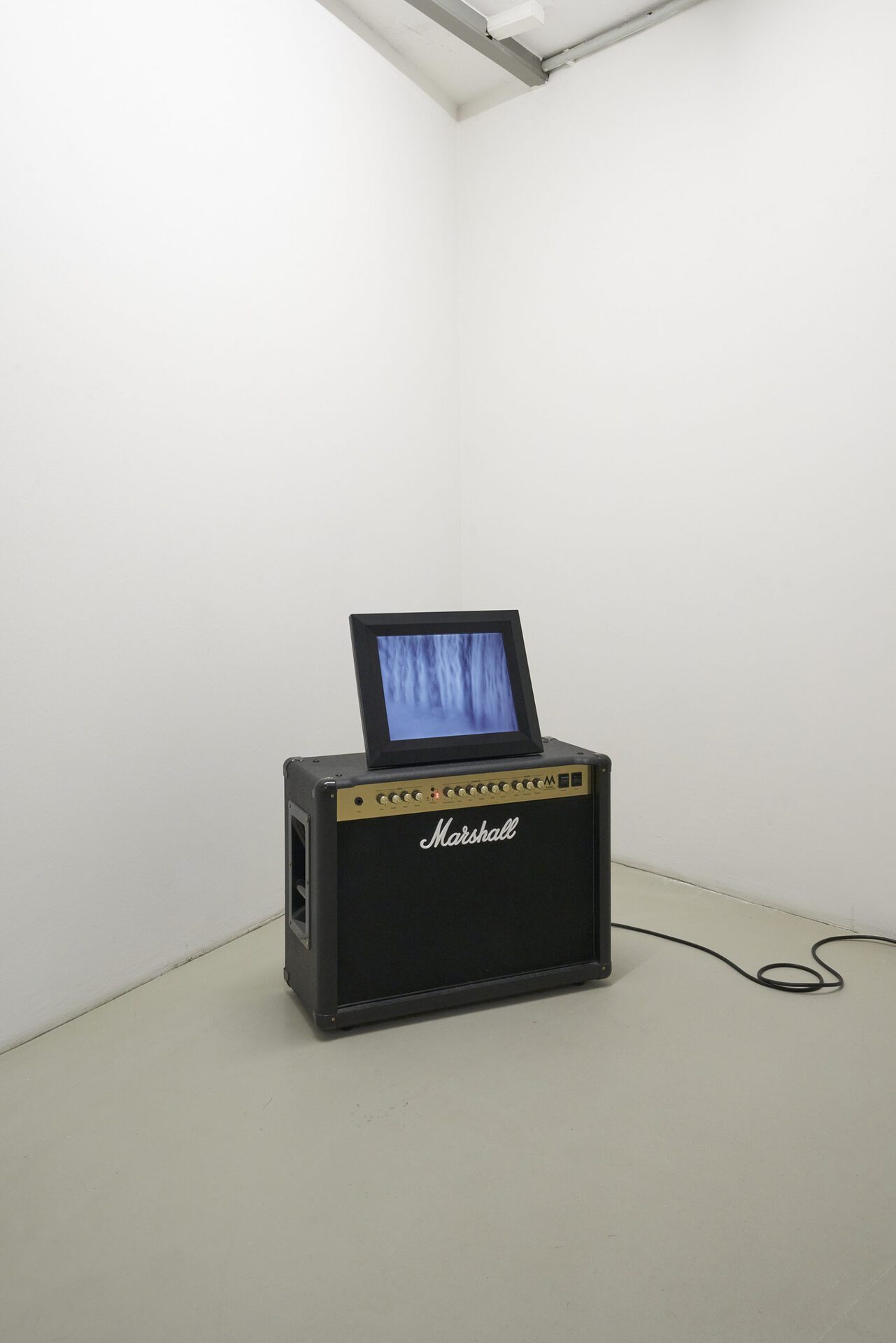 Haroon Mirza After the Big Bang, 2014 Digital picture frame, Marshall amp Marshallamp: 51 x 66 x 27 cm; LCDscreen: 34 x 40x 4 cm Courtesy of Lisson Gallery Copyright of the artist Photo: Milena Wojhan